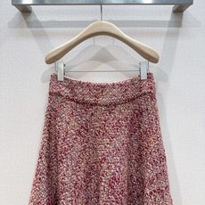 Loro Piana 勃艮第红粗花呢高腰A字半裙新品推荐…… 高腰设计,大A字裙摆自然垂坠,走起路来很有飘逸感。整体是非 Loro Piana 勃艮第红粗花呢高腰A字半裙新品推荐…… 高腰设计,大A字裙摆自然垂坠,走起路来很有飘逸感。整体是非