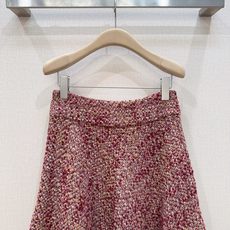 Loro Piana 勃艮第红粗花呢高腰A字半裙新品推荐…… 高腰设计,大A字裙摆自然垂坠,走起路来很有飘逸感。整体是非 Loro Piana 勃艮第红粗花呢高腰A字半裙新品推荐…… 高腰设计,大A字裙摆自然垂坠,走起路来很有飘逸感。整体是非