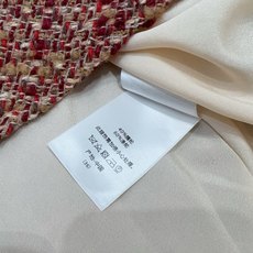 Loro Piana 勃艮第红粗花呢高腰A字半裙新品推荐…… 高腰设计,大A字裙摆自然垂坠,走起路来很有飘逸感。整体是非 Loro Piana 勃艮第红粗花呢高腰A字半裙新品推荐…… 高腰设计,大A字裙摆自然垂坠,走起路来很有飘逸感。整体是非