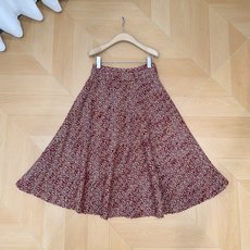 Loro Piana 勃艮第红粗花呢高腰A字半裙新品推荐…… 高腰设计,大A字裙摆自然垂坠,走起路来很有飘逸感。整体是非 Loro Piana 勃艮第红粗花呢高腰A字半裙新品推荐…… 高腰设计,大A字裙摆自然垂坠,走起路来很有飘逸感。整体是非
