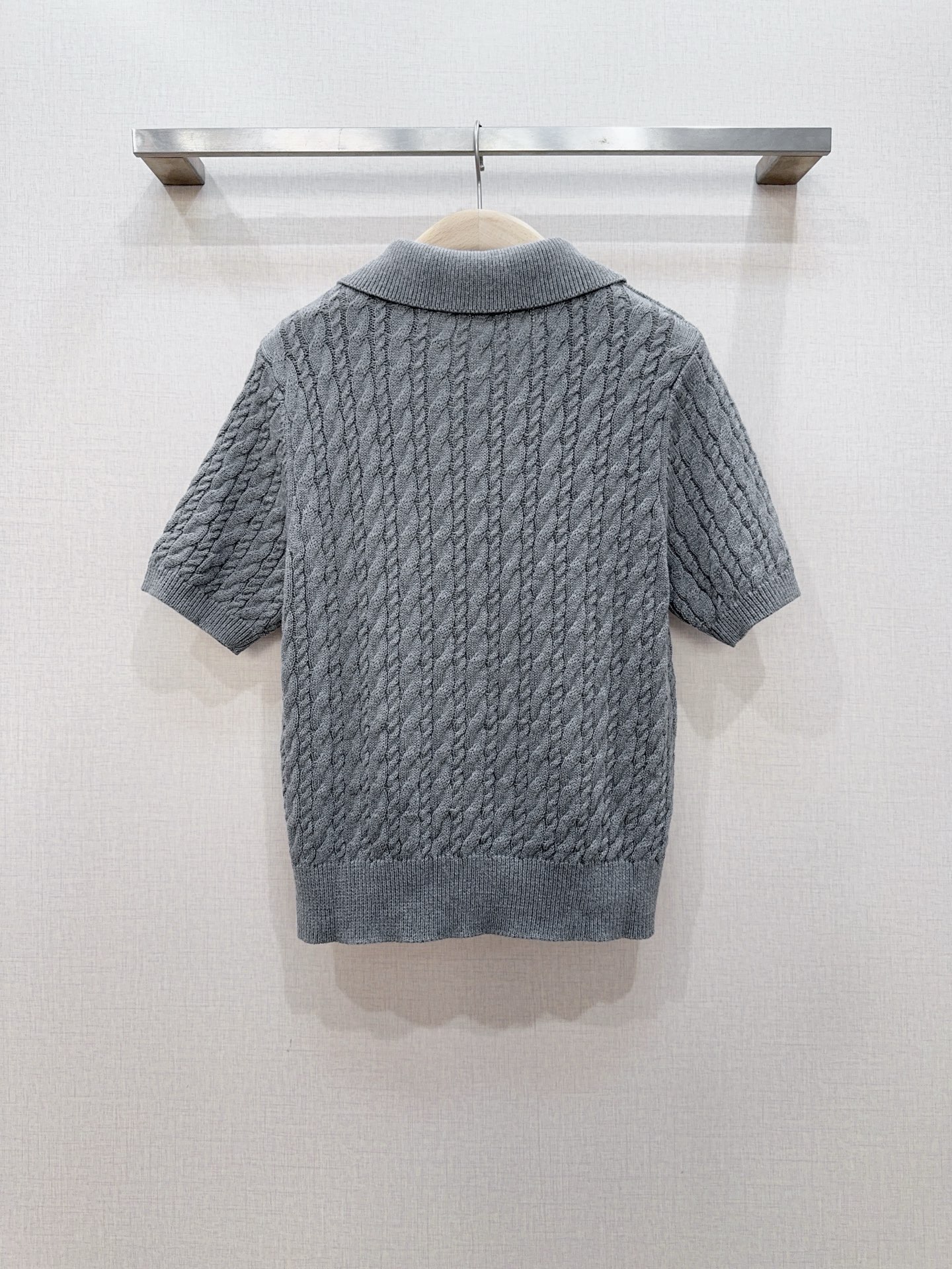 🌸D家Polo衫26年春秋新款针织衫🆕…… 采用立体绞花针织工艺，经典翻领，三颗纽扣设计，领口，袖口，和下摆都有罗纹收边