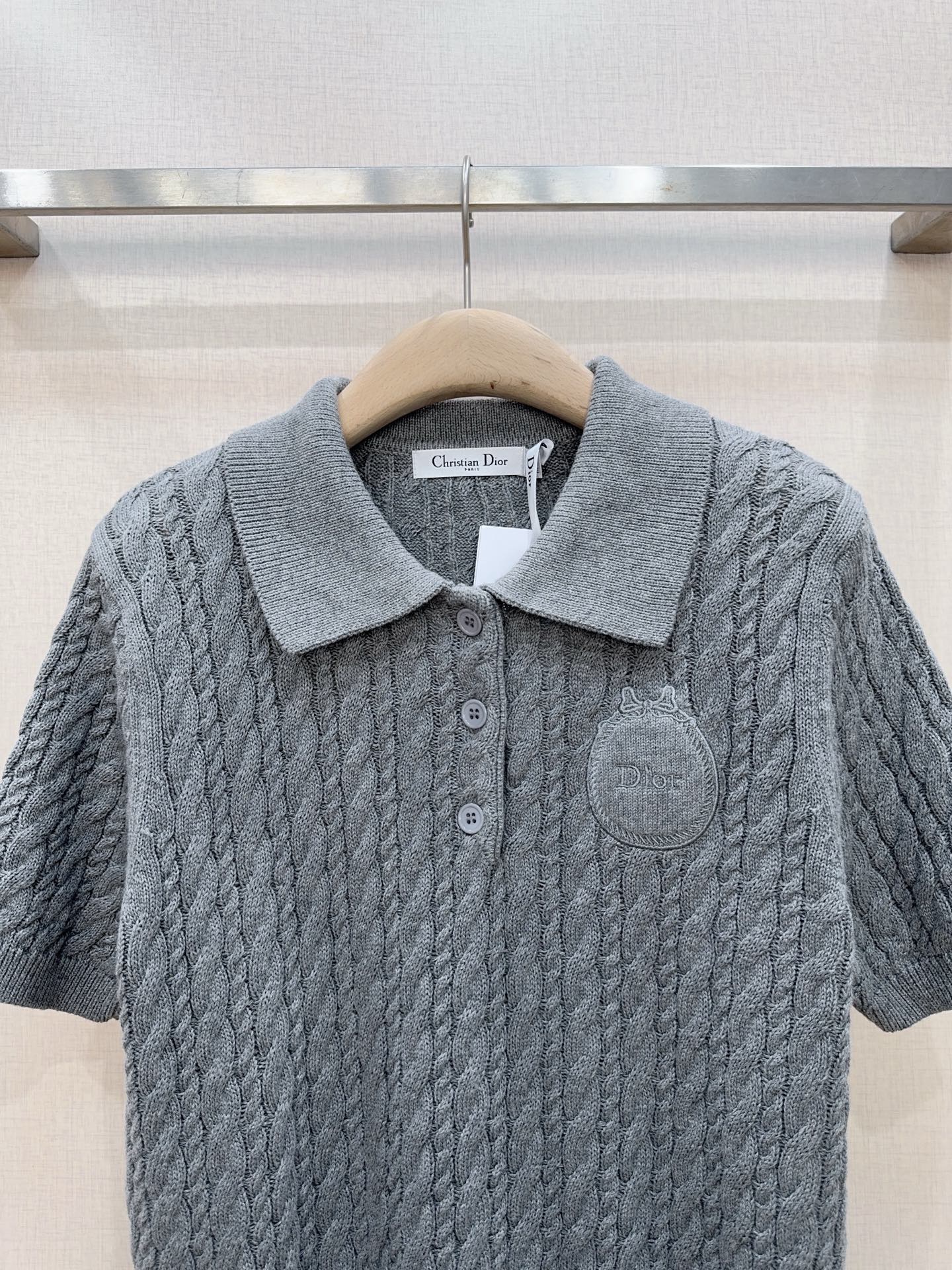 🌸D家Polo衫26年春秋新款针织衫🆕…… 采用立体绞花针织工艺，经典翻领，三颗纽扣设计，领口，袖口，和下摆都有罗纹收边