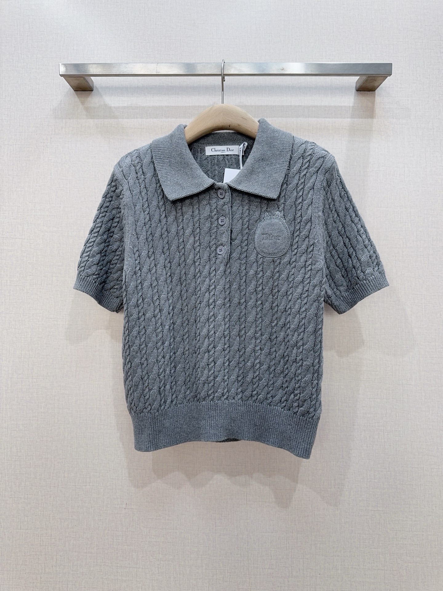 🌸D家Polo衫26年春秋新款针织衫🆕…… 采用立体绞花针织工艺,经典翻领,三颗纽扣设计,领口,袖口,和下摆都有罗纹收边 🌸D家Polo衫26年春秋新款针织衫🆕…… 采用立体绞花针织工艺,经典翻领,三颗纽扣设计,领口,袖口,和下摆都有罗纹收边