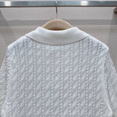 🌸D家Polo衫26年春秋新款针织衫🆕…… 采用立体绞花针织工艺,经典翻领,三颗纽扣设计,领口,袖口,和下摆都有罗纹收边 🌸D家Polo衫26年春秋新款针织衫🆕…… 采用立体绞花针织工艺,经典翻领,三颗纽扣设计,领口,袖口,和下摆都有罗纹收边
