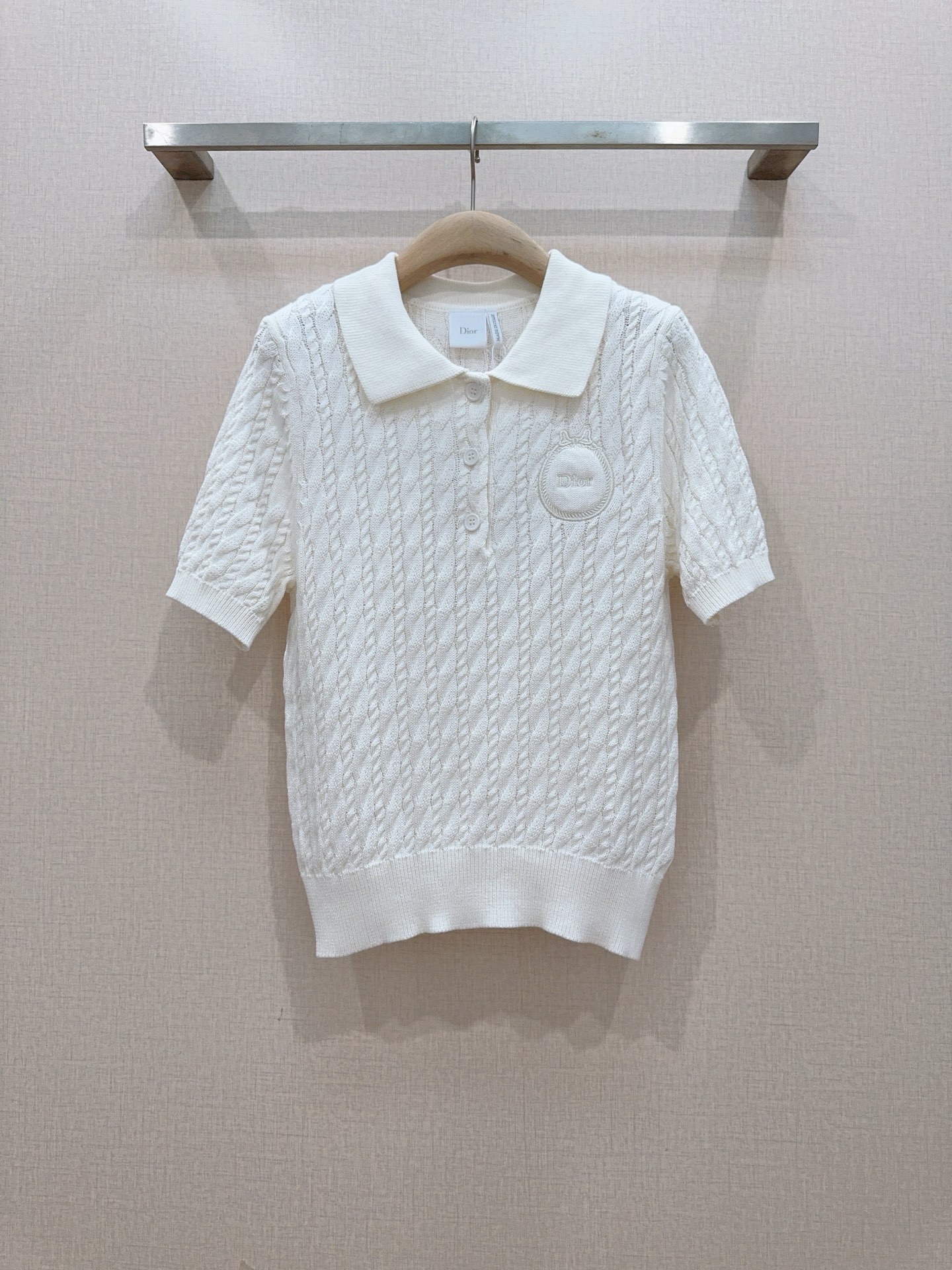 🌸D家Polo衫26年春秋新款针织衫🆕…… 采用立体绞花针织工艺,经典翻领,三颗纽扣设计,领口,袖口,和下摆都有罗纹收边 🌸D家Polo衫26年春秋新款针织衫🆕…… 采用立体绞花针织工艺,经典翻领,三颗纽扣设计,领口,袖口,和下摆都有罗纹收边