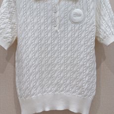 🌸D家Polo衫26年春秋新款针织衫🆕…… 采用立体绞花针织工艺,经典翻领,三颗纽扣设计,领口,袖口,和下摆都有罗纹收边 🌸D家Polo衫26年春秋新款针织衫🆕…… 采用立体绞花针织工艺,经典翻领,三颗纽扣设计,领口,袖口,和下摆都有罗纹收边
