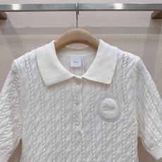 🌸D家Polo衫26年春秋新款针织衫🆕…… 采用立体绞花针织工艺,经典翻领,三颗纽扣设计,领口,袖口,和下摆都有罗纹收边 🌸D家Polo衫26年春秋新款针织衫🆕…… 采用立体绞花针织工艺,经典翻领,三颗纽扣设计,领口,袖口,和下摆都有罗纹收边