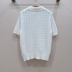 🌸D家Polo衫26年春秋新款针织衫🆕…… 采用立体绞花针织工艺,经典翻领,三颗纽扣设计,领口,袖口,和下摆都有罗纹收边 🌸D家Polo衫26年春秋新款针织衫🆕…… 采用立体绞花针织工艺,经典翻领,三颗纽扣设计,领口,袖口,和下摆都有罗纹收边