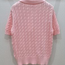 🌸D家Polo衫26年春秋新款针织衫🆕…… 采用立体绞花针织工艺,经典翻领,三颗纽扣设计,领口,袖口,和下摆都有罗纹收边 🌸D家Polo衫26年春秋新款针织衫🆕…… 采用立体绞花针织工艺,经典翻领,三颗纽扣设计,领口,袖口,和下摆都有罗纹收边