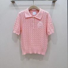 🌸D家Polo衫26年春秋新款针织衫🆕…… 采用立体绞花针织工艺,经典翻领,三颗纽扣设计,领口,袖口,和下摆都有罗纹收边 🌸D家Polo衫26年春秋新款针织衫🆕…… 采用立体绞花针织工艺,经典翻领,三颗纽扣设计,领口,袖口,和下摆都有罗纹收边