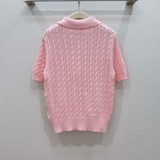 🌸D家Polo衫26年春秋新款针织衫🆕…… 采用立体绞花针织工艺,经典翻领,三颗纽扣设计,领口,袖口,和下摆都有罗纹收边 🌸D家Polo衫26年春秋新款针织衫🆕…… 采用立体绞花针织工艺,经典翻领,三颗纽扣设计,领口,袖口,和下摆都有罗纹收边
