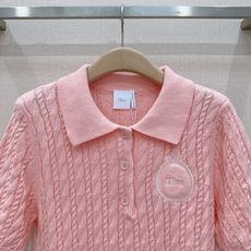 🌸D家Polo衫26年春秋新款针织衫🆕…… 采用立体绞花针织工艺,经典翻领,三颗纽扣设计,领口,袖口,和下摆都有罗纹收边 🌸D家Polo衫26年春秋新款针织衫🆕…… 采用立体绞花针织工艺,经典翻领,三颗纽扣设计,领口,袖口,和下摆都有罗纹收边