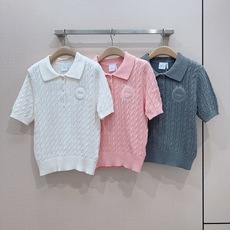 🌸D家Polo衫26年春秋新款针织衫🆕…… 采用立体绞花针织工艺,经典翻领,三颗纽扣设计,领口,袖口,和下摆都有罗纹收边 🌸D家Polo衫26年春秋新款针织衫🆕…… 采用立体绞花针织工艺,经典翻领,三颗纽扣设计,领口,袖口,和下摆都有罗纹收边