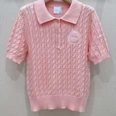 🌸D家Polo衫26年春秋新款针织衫🆕…… 采用立体绞花针织工艺,经典翻领,三颗纽扣设计,领口,袖口,和下摆都有罗纹收边 🌸D家Polo衫26年春秋新款针织衫🆕…… 采用立体绞花针织工艺,经典翻领,三颗纽扣设计,领口,袖口,和下摆都有罗纹收边