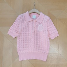 🌸D家Polo衫26年春秋新款针织衫🆕…… 采用立体绞花针织工艺,经典翻领,三颗纽扣设计,领口,袖口,和下摆都有罗纹收边 🌸D家Polo衫26年春秋新款针织衫🆕…… 采用立体绞花针织工艺,经典翻领,三颗纽扣设计,领口,袖口,和下摆都有罗纹收边
