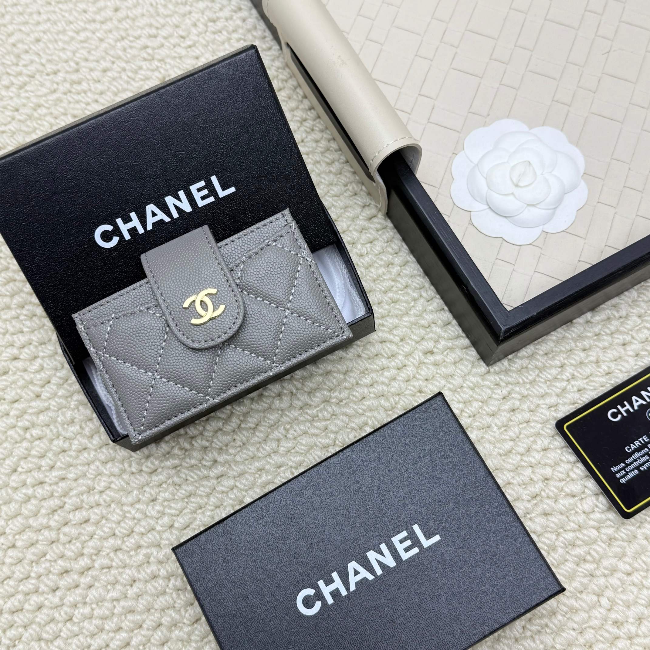 Chanel كافيار جلد الغنم حامل بطاقات أكورديون، رمادي اللون، AT600
