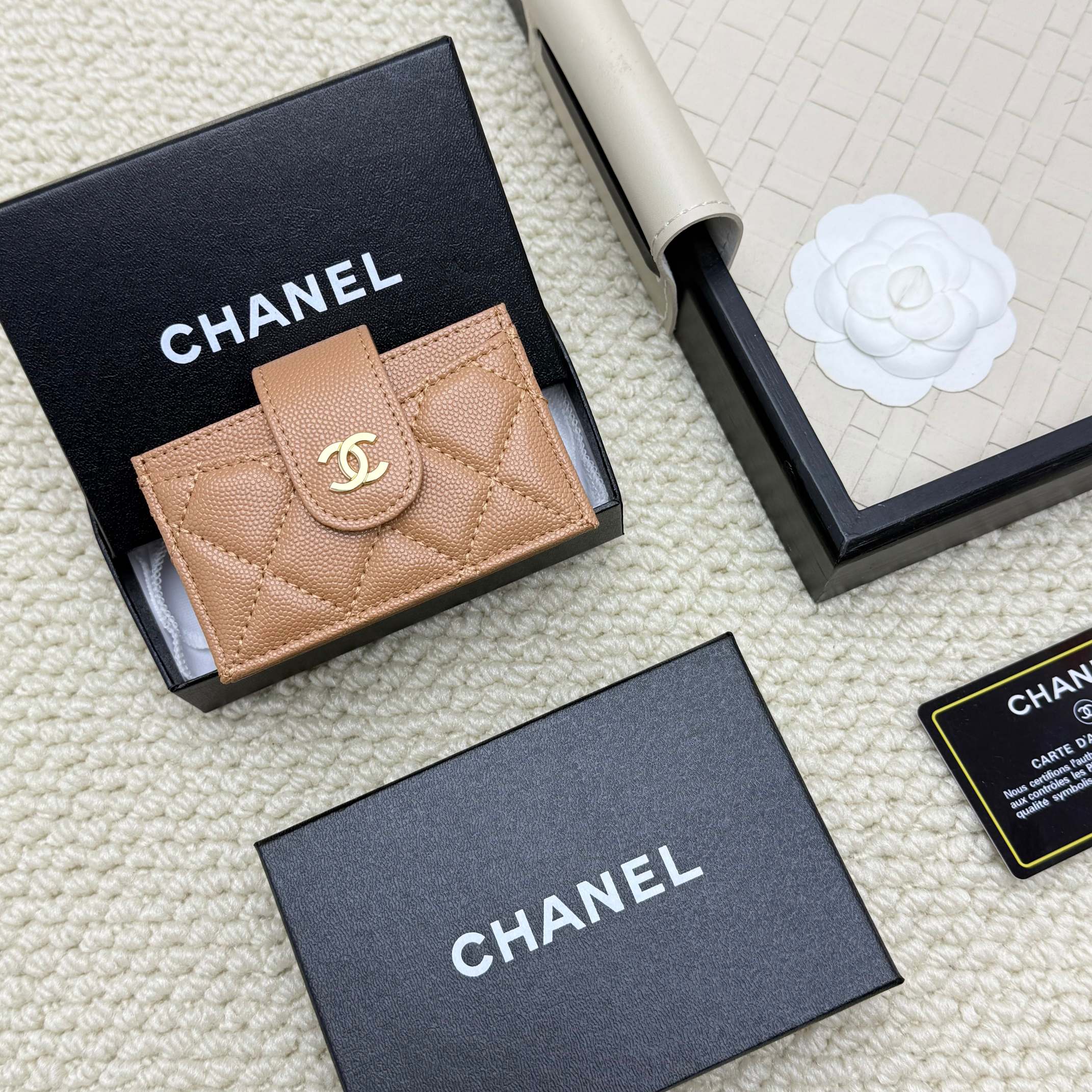 Élégant Porte-Cartes Chanel en Cuir Caviar Matelassé Beige