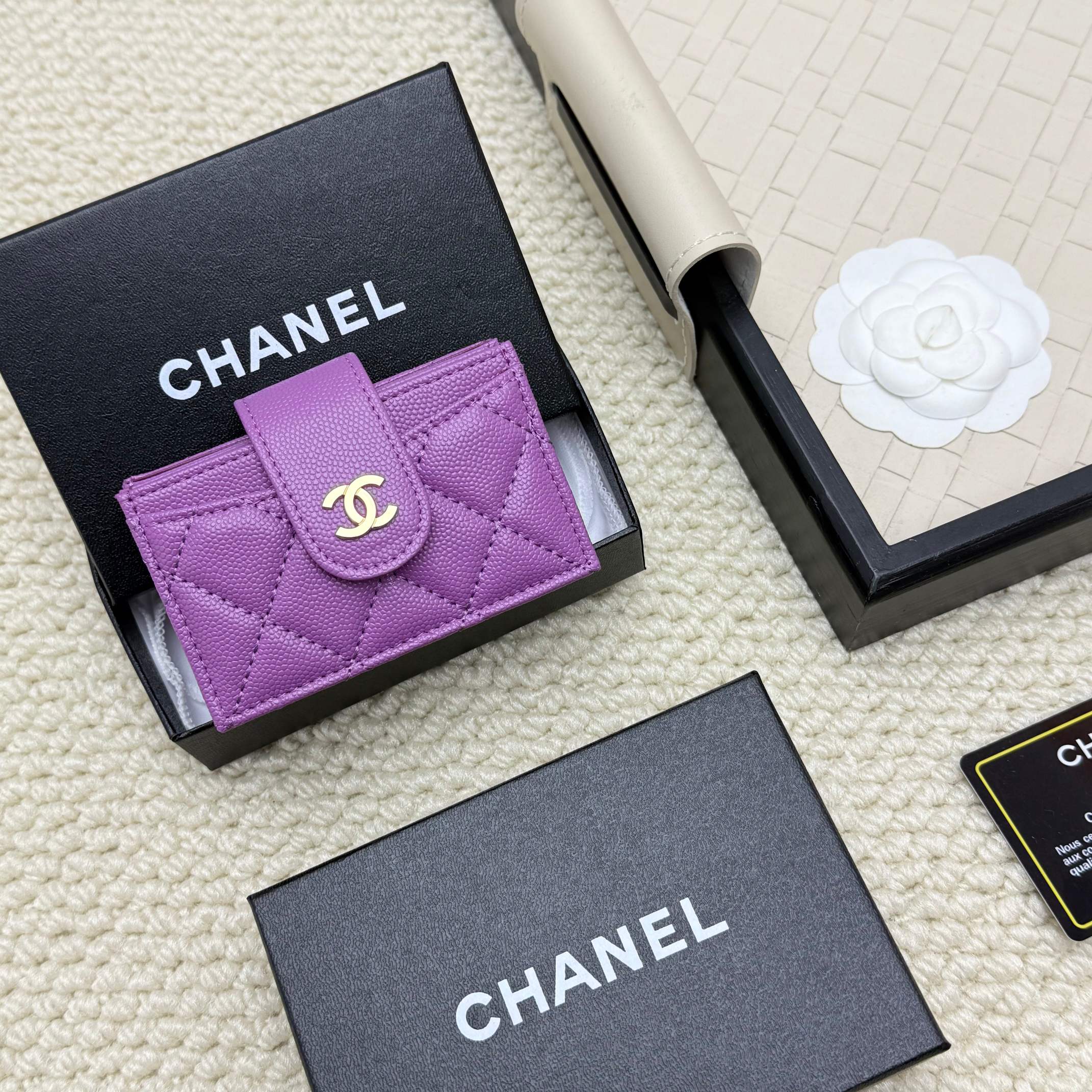 Elegante tarjetero Chanel púrpura con diseño de acordeón y múltiples ranuras