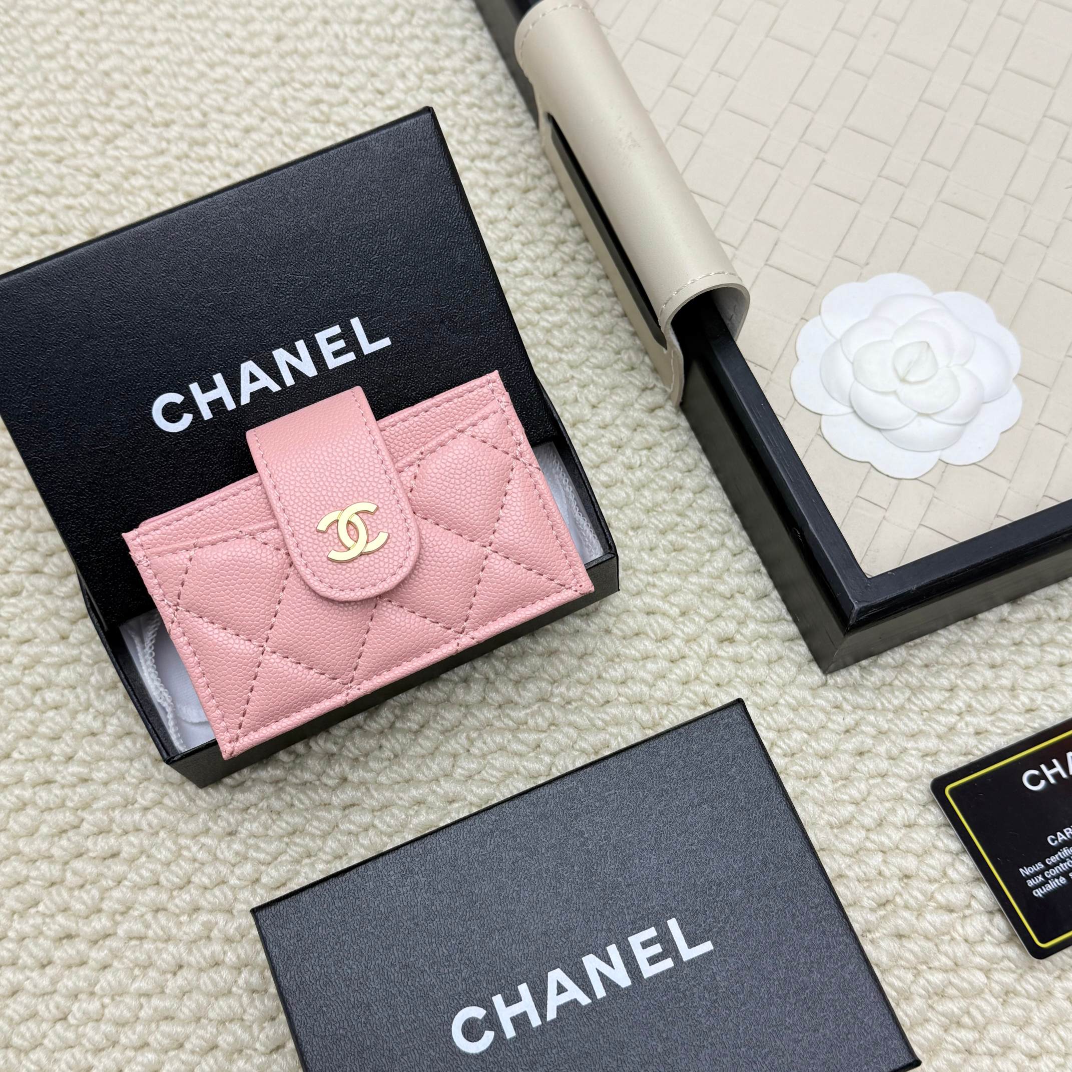 Chanel Roze Leren Kaarthouder met Akkordeonontwerp - AT600