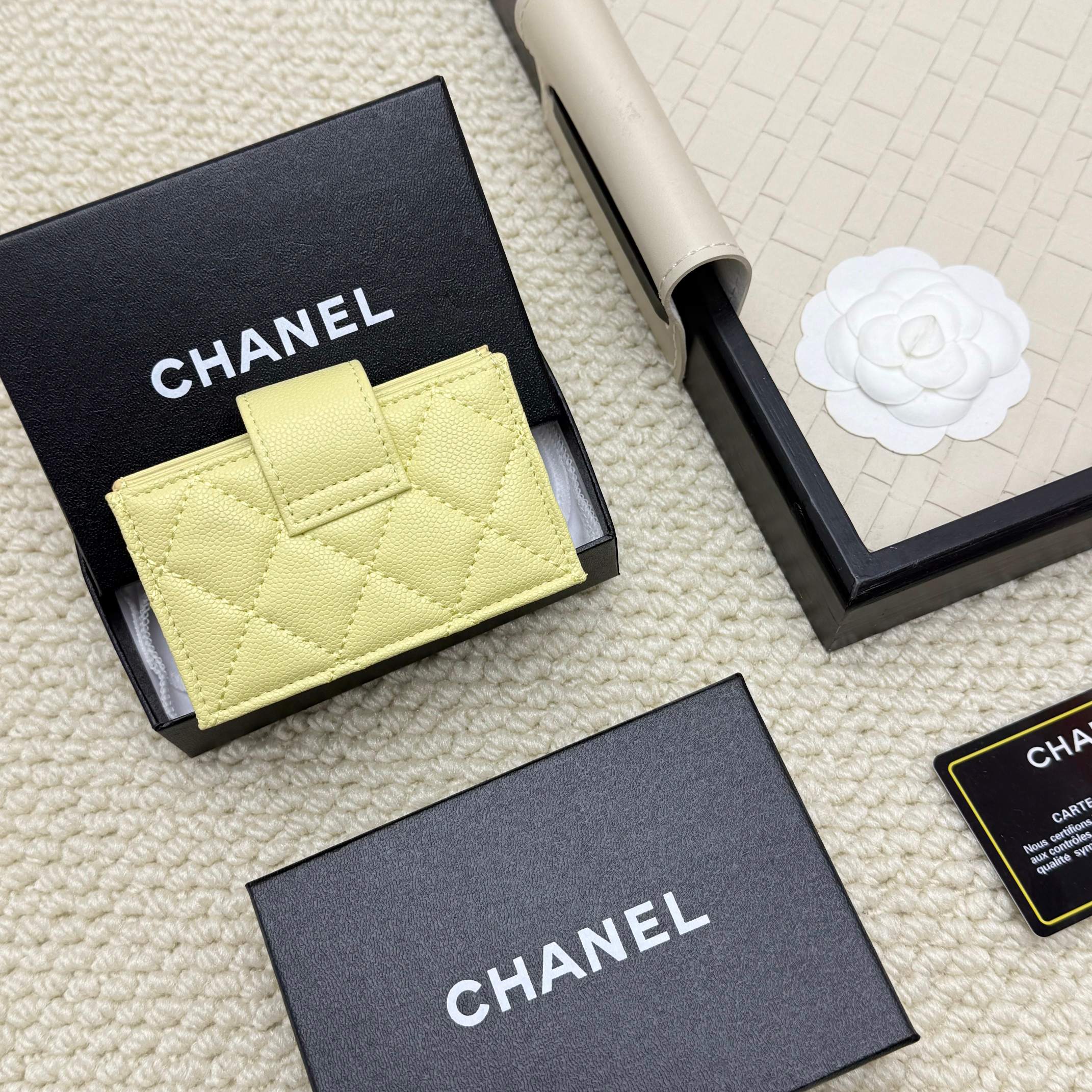 Chanel Caviar Lambskin Accordion Card Holder - Stylish & Functional 4 a1750826856971 2705