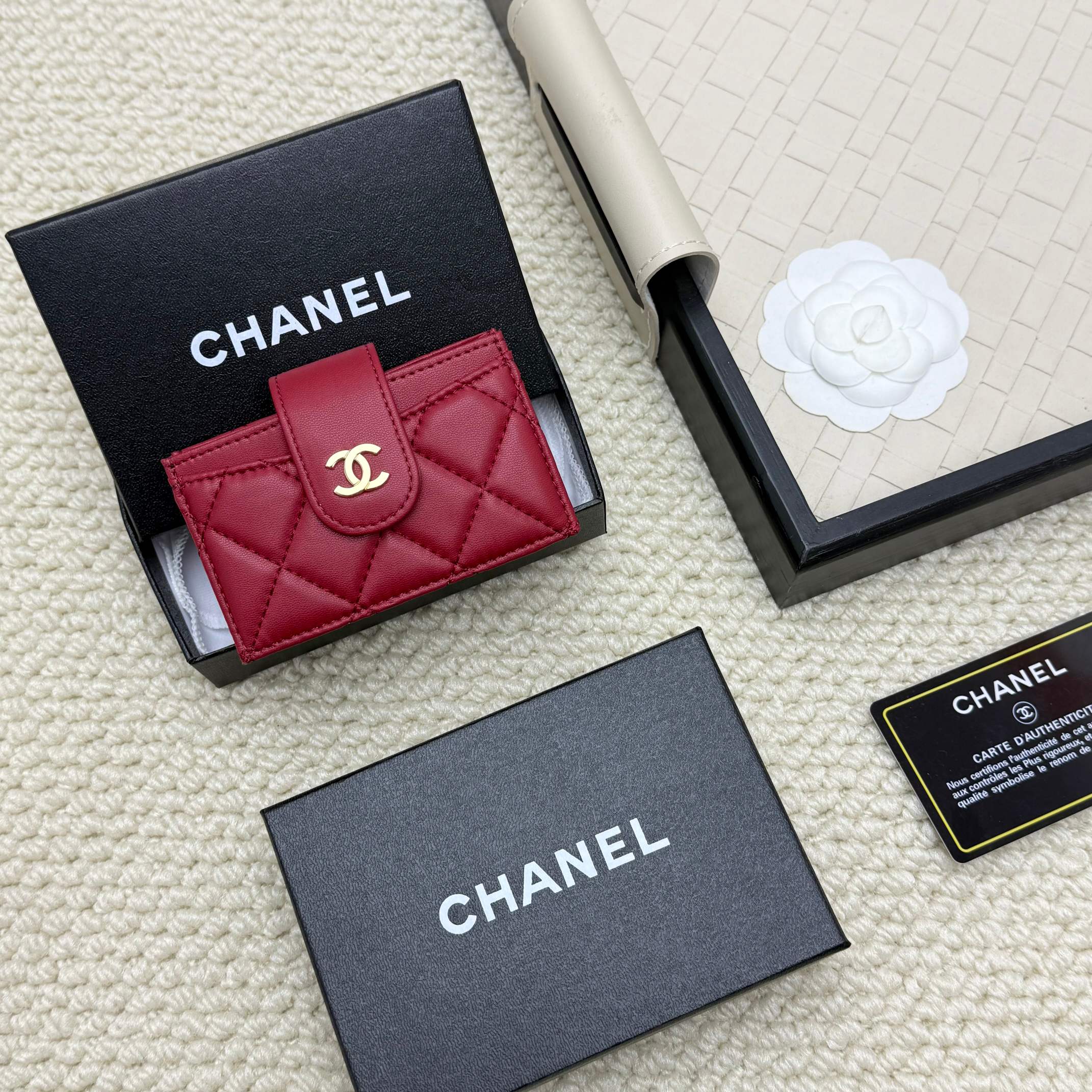Élégant Porte-Cartes Chanel Rouge en Cuir d'Agneau Matelassé