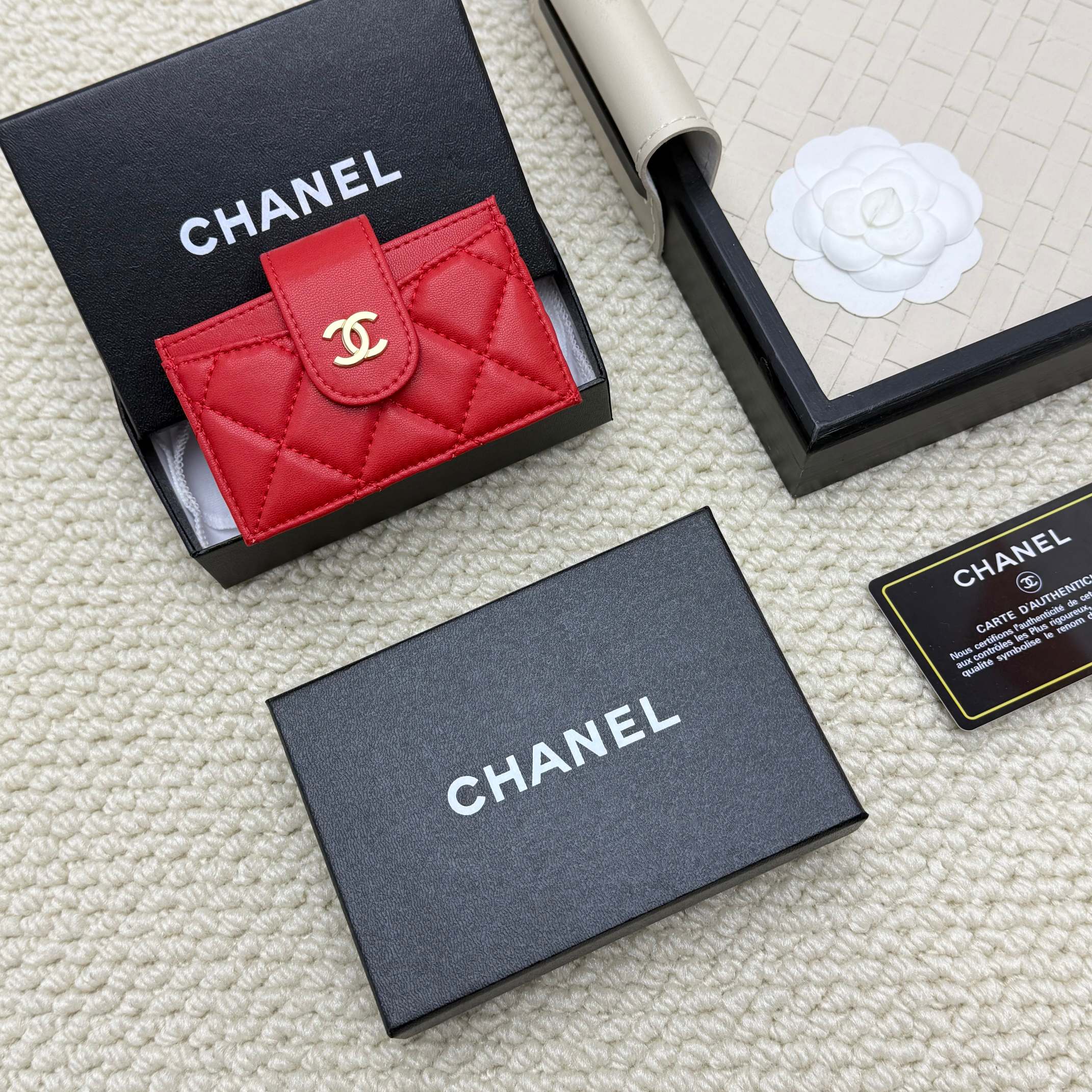 Elegante Tarjetero Chanel Rojo de Piel de Cordero con Diseño Acordeón