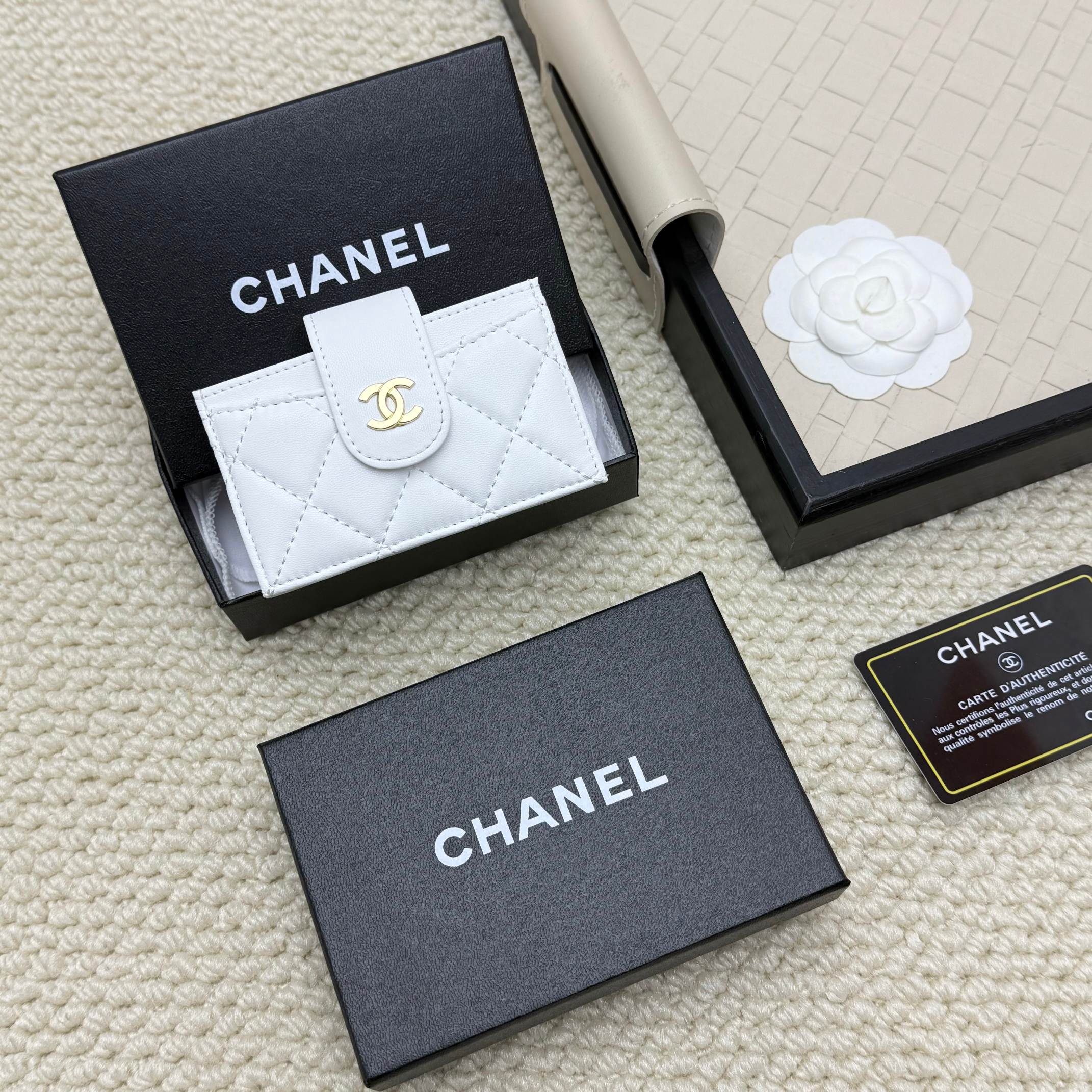 Chanel Wit Caviar Leren Accordion Kaarthouder - Elegant Design