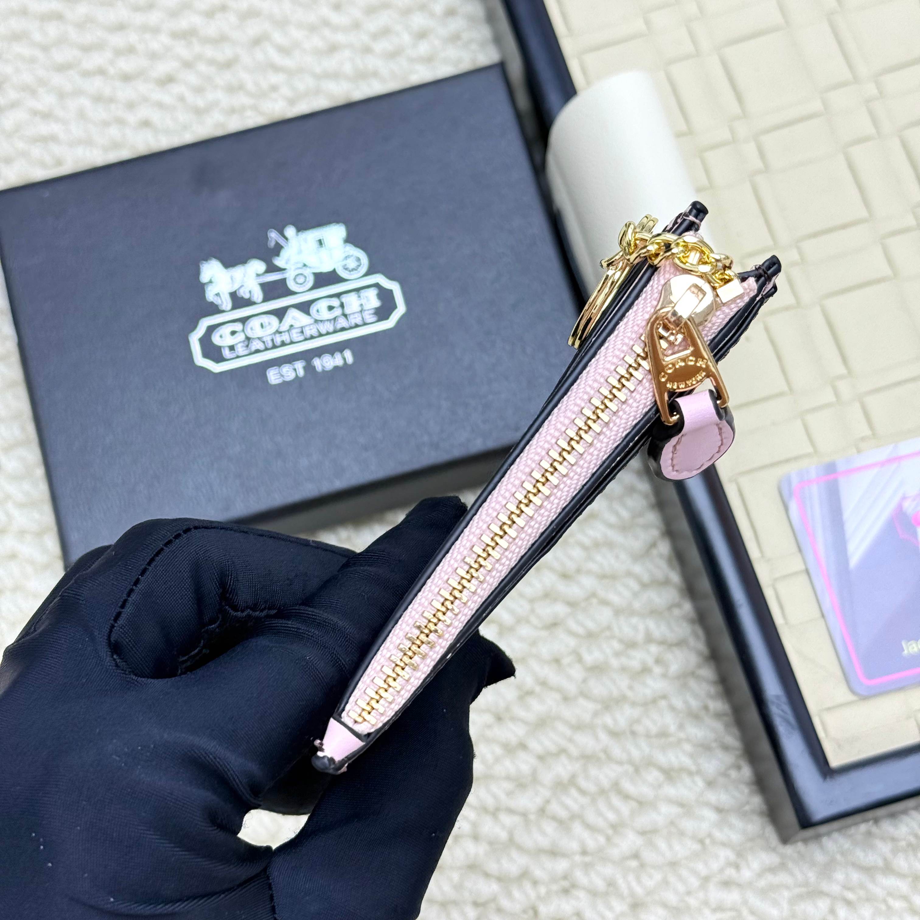   🛍新款零钱袋小卡包，
蔻驰新款标志卡包，
头层牛皮制作，
款号5783
尺寸宽8*长10.3