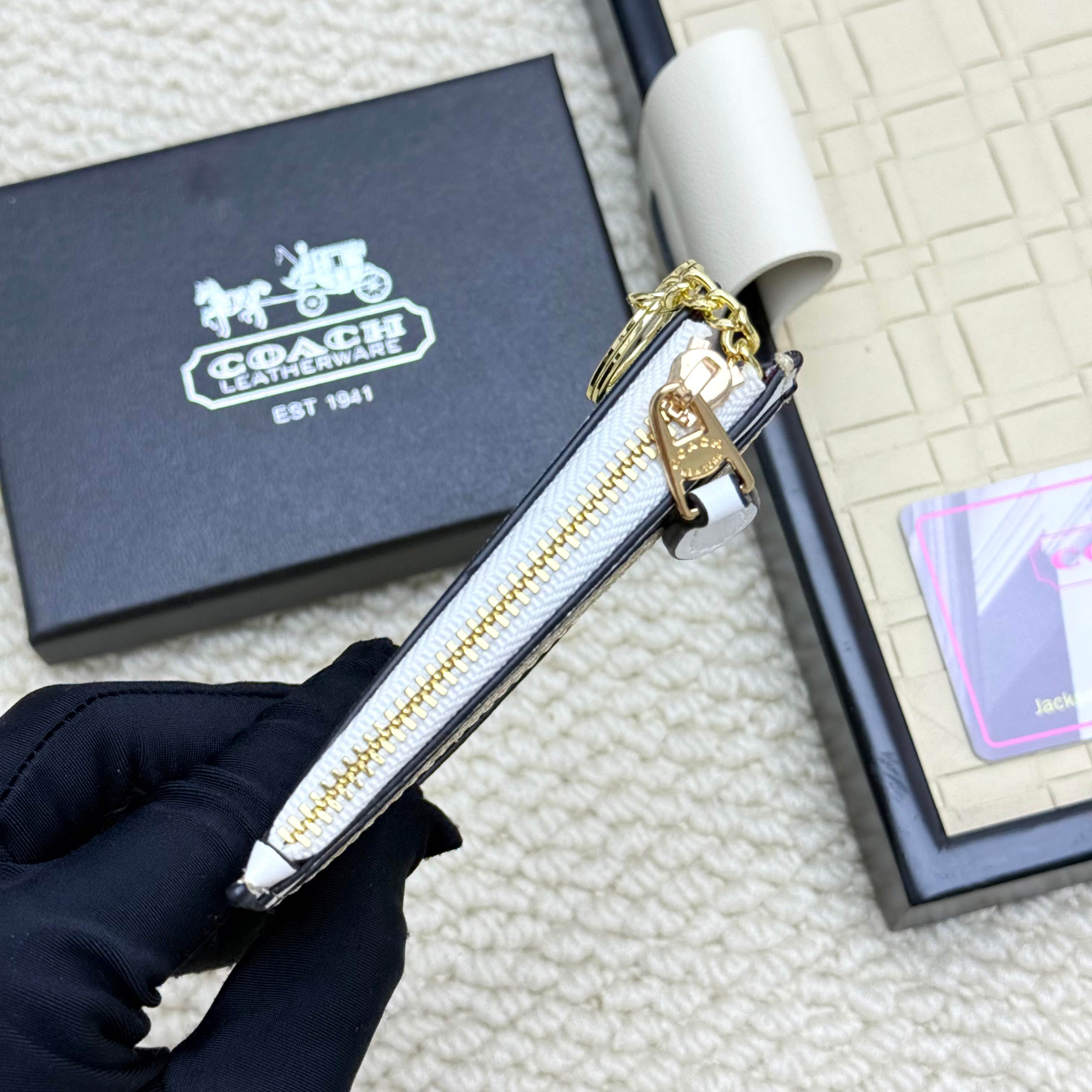   🛍新款零钱袋小卡包，
蔻驰新款标志卡包，
头层牛皮制作，
款号5783
尺寸宽8*长10.3