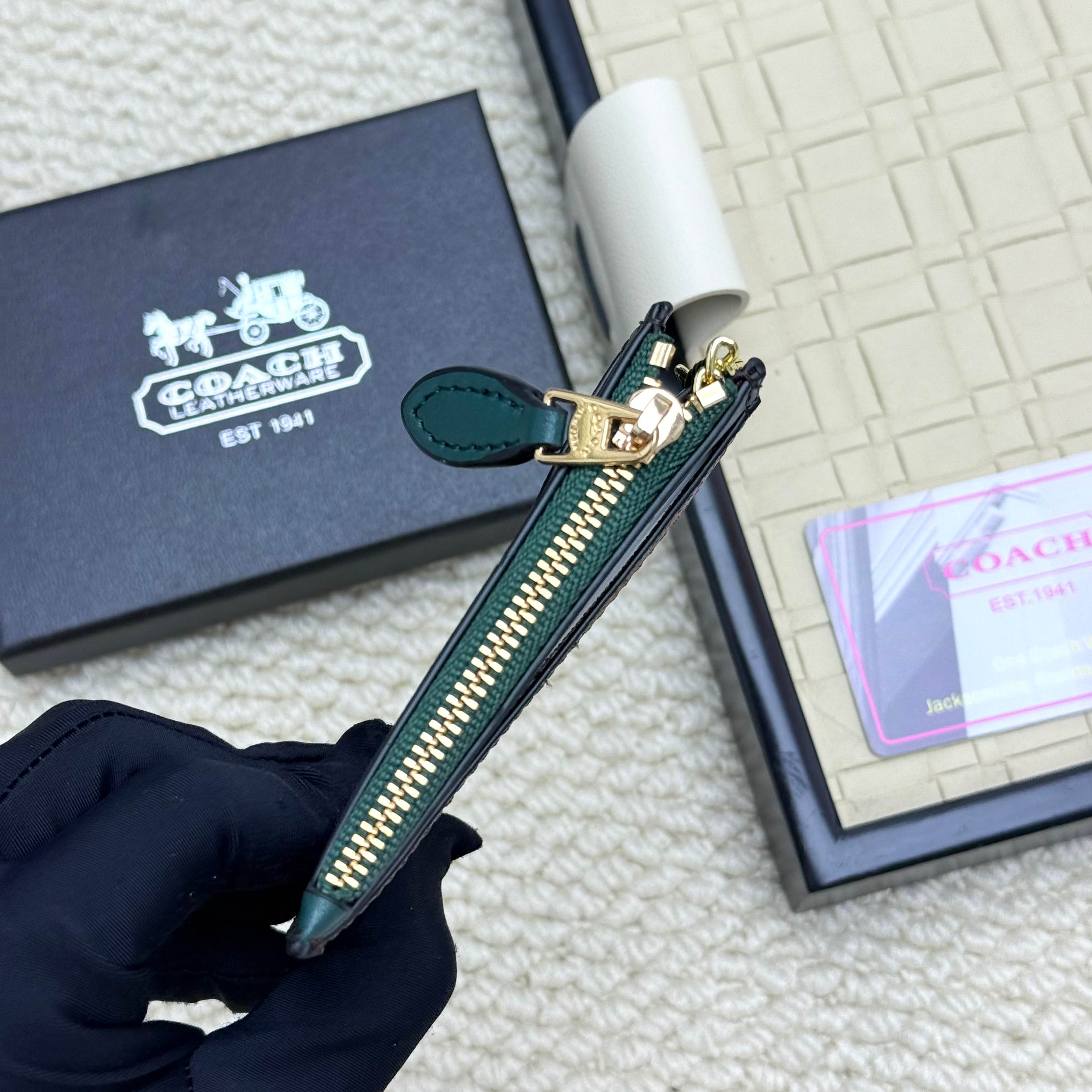   🛍新款零钱袋小卡包，
蔻驰新款标志卡包，
头层牛皮制作，
款号5783
尺寸宽8*长10.3