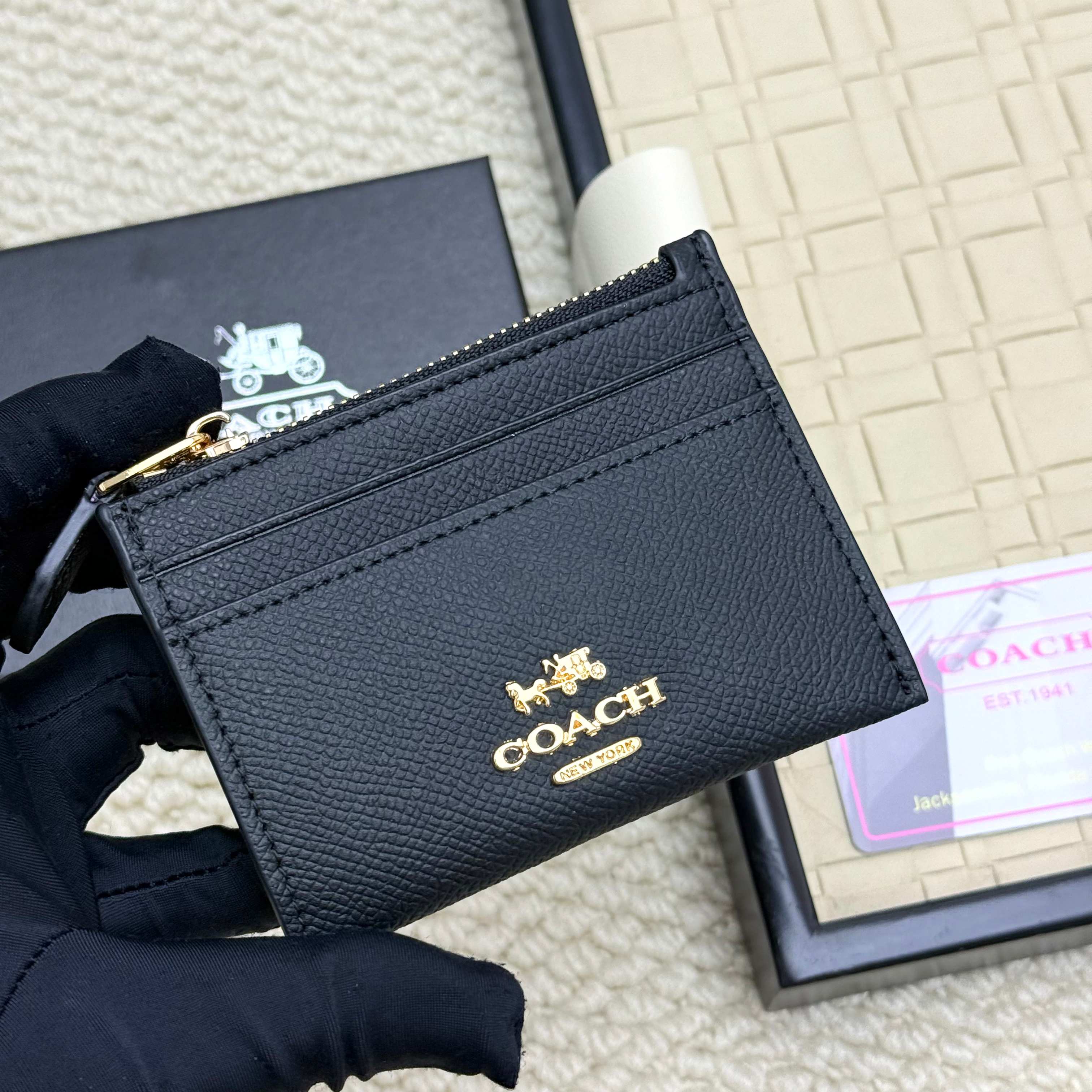   🛍新款零钱袋小卡包，
蔻驰新款标志卡包，
头层牛皮制作，
款号5783
尺寸宽8*长10.3