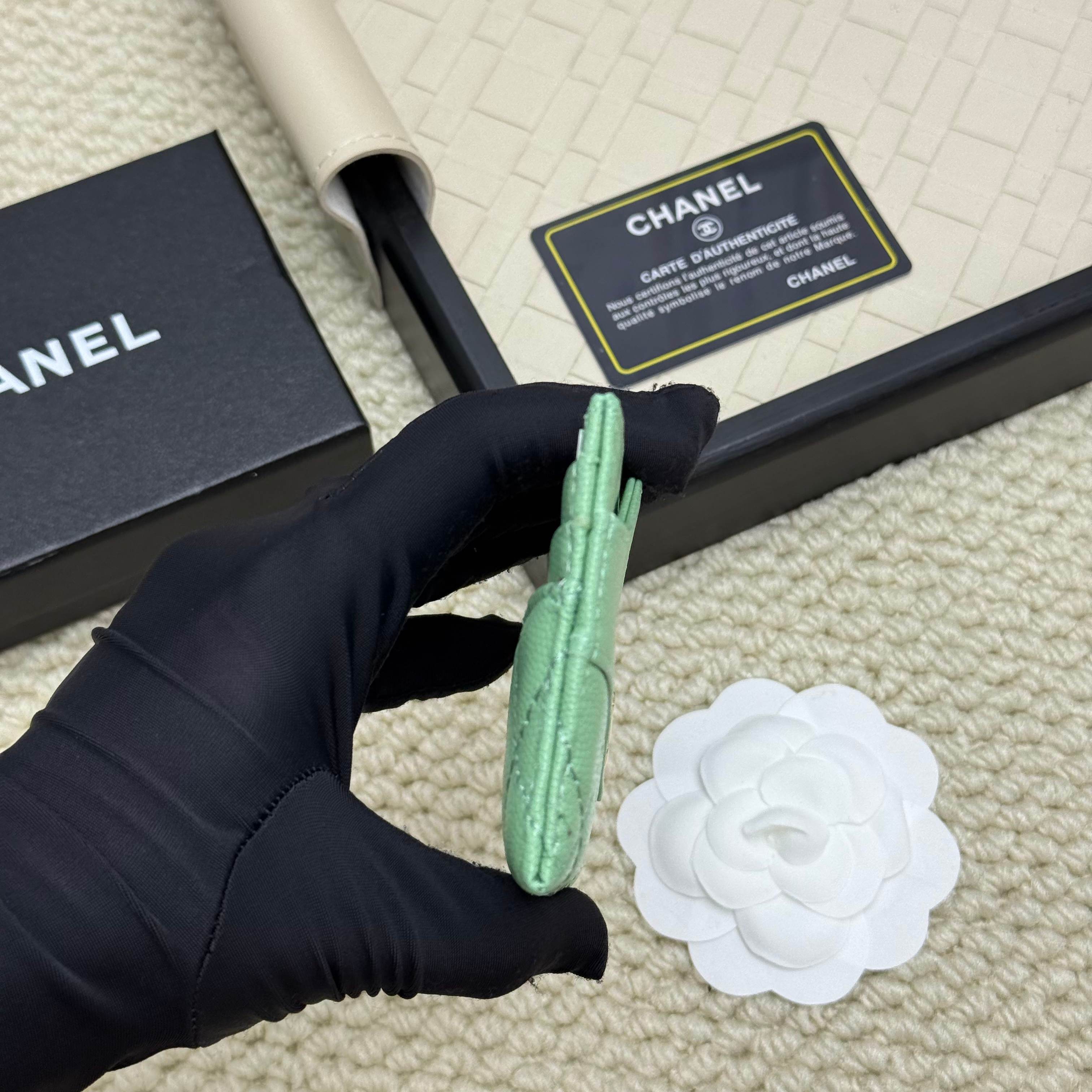    香奈儿新款，型号：A 31卡夾
羊皮球纹
這次新款的31卡夾出了好幾個粉嫩的可愛顏色可以放6、7張