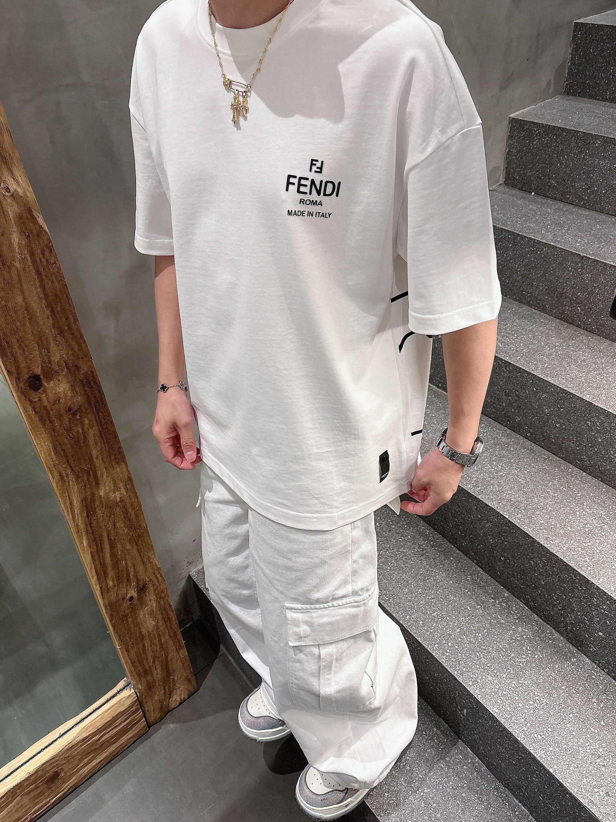 P85 25SS fendi卡通系列新款圆领短袖T恤，选用330克双纱平织棉面料打造，3D立体硅胶印花工艺。螺纹针织领口。男女同款
码数：S-2XL
颜色：黑，白两色

