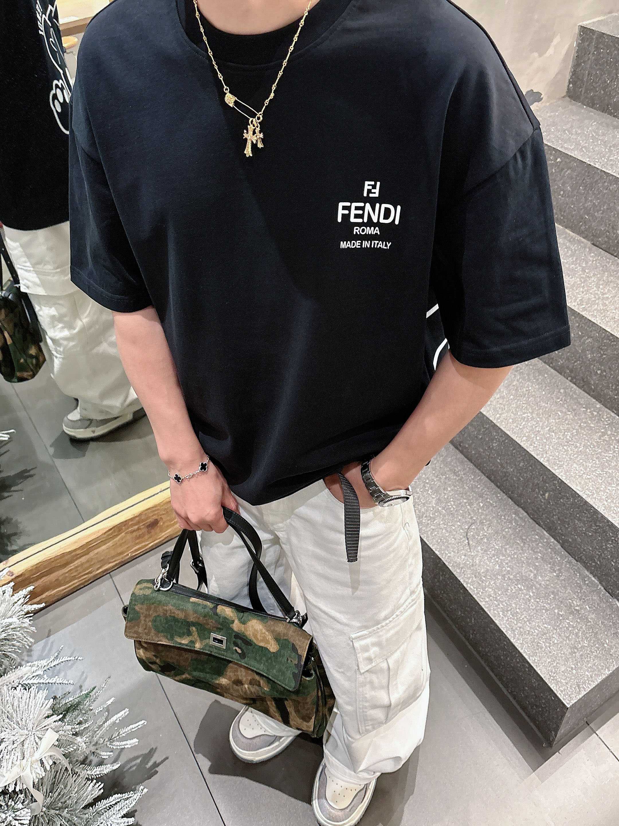 P85 25SS fendi卡通系列新款圆领短袖T恤，选用280克双纱平织棉面料打造，3D立体硅胶印花工艺。螺纹针织领口。男女同款
码数：S-2XL
颜色：黑，白两色

