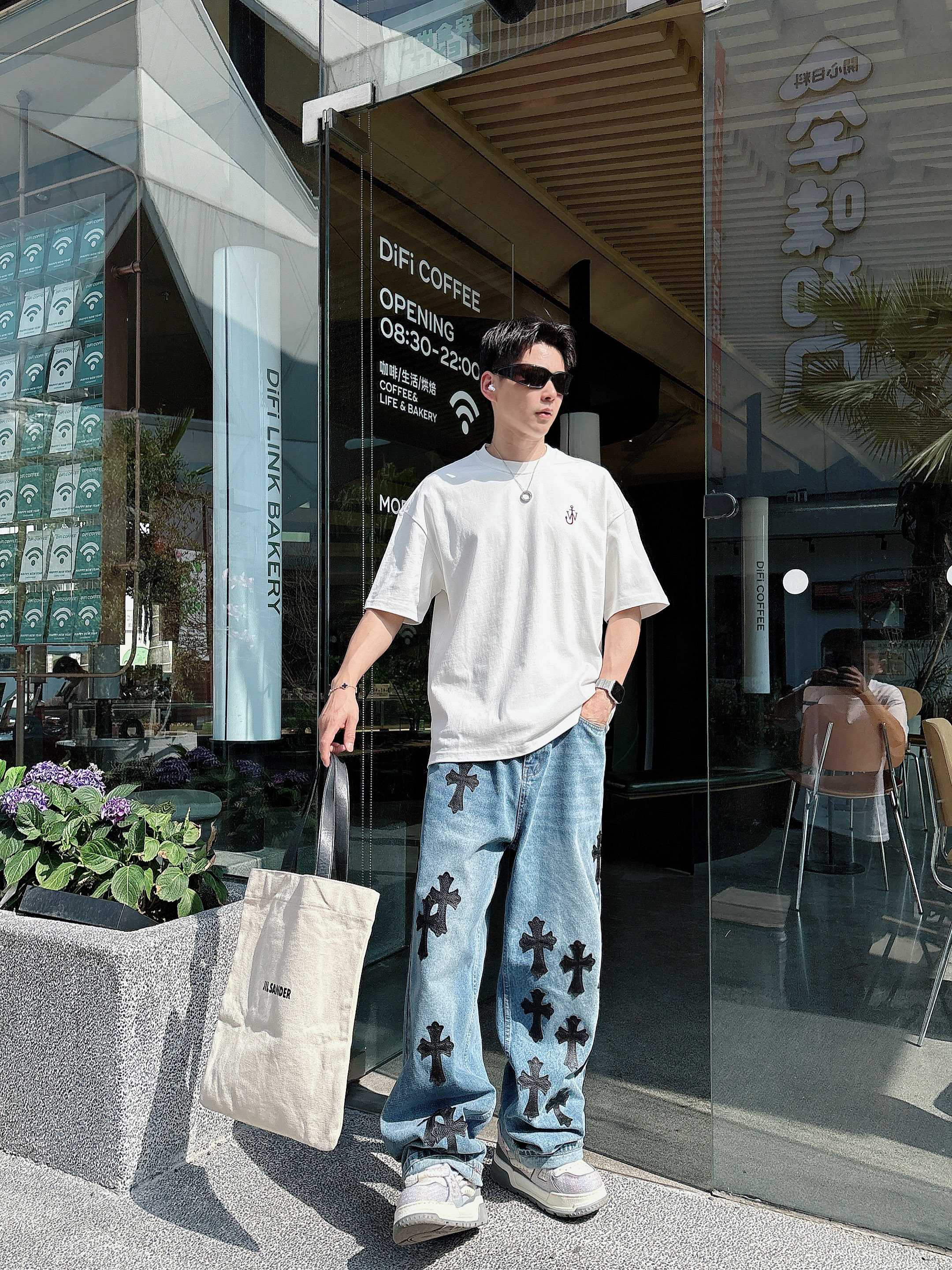 25SS J.W.ANDERSON经典logo圆领短袖T恤，选用330克双纱平织棉面...