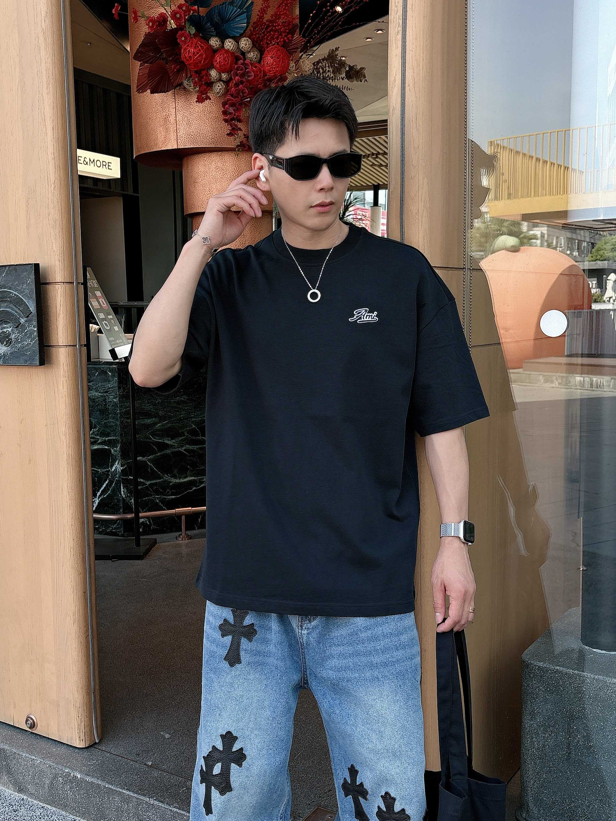 25SS AMI新款圆领短袖T恤，选用330克双纱平织棉面料打造，...