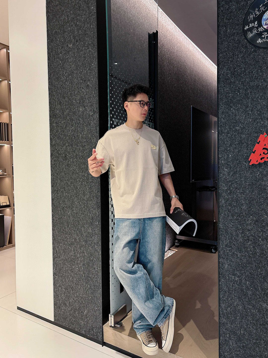 25SS dior新款圆领短袖T恤，选用330克双纱平织棉面料打造，...