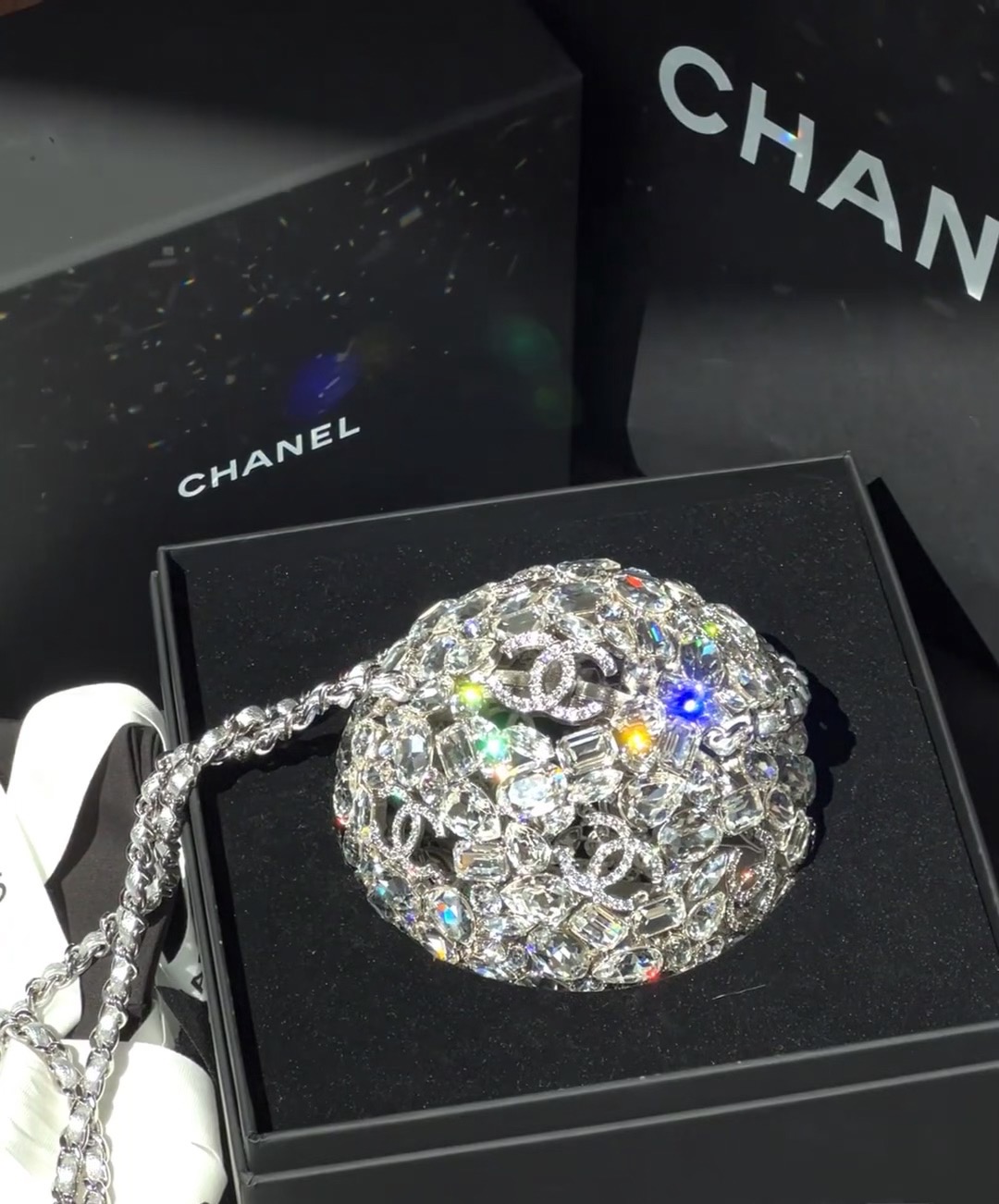 NO:700797,Returned Chanel 24k Collector Series Rock Sugar Ball Diamond Ball Crystal Ball Dinner Bag will make you luxurious and sparkle~ This is the most beautiful item in the Chanel Collector Series in recent years. When you open the bag, you will find classic elements behind each rhinestone, and the details are incomparable~ Each letter is carved, rhinestone blingbling, super beautiful~ Material imported full copper rhinestones, size 13×13×13cm, collector, chanel, chanel19860909回货Chanel 24k收藏家系列冰糖球钻球水晶球晚宴包 让你奢华闪耀美～ 这算是这几年香奈儿收藏家系列最美的单品了吧,打开包包发现每颗水钻的后面都有经典元素,细节无敌～每个字母都是雕刻而成,水钻blingbling,超级美～ 材质进口全铜水钻 尺寸13×13×13cm,收藏家,chanel,chanel,韩剧