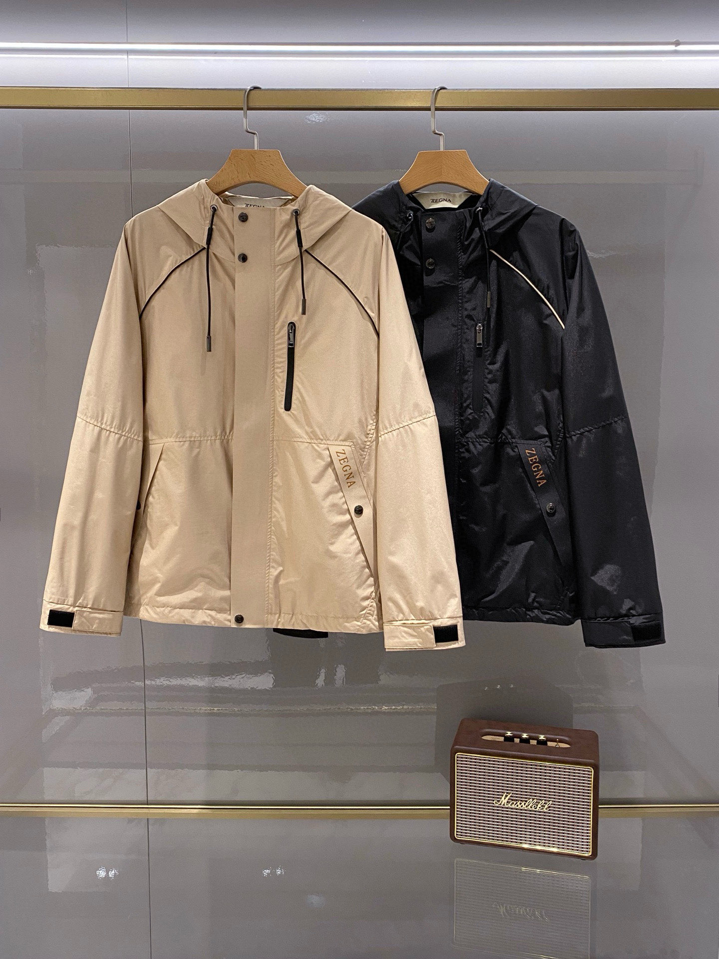 NO:131641,The main recommendation is Jenia two-color hooded jacket 25ss spring new model!  -ZEGN*A men's business hooded jacket, urban fashionable and practical functional design, super beautiful, two colors available, classic casual and fashionable jacket, versatile and practical styles, are the most popular colors this year. The high-tech fabric has a light texture and can be matched with a variety of styles, and the upper body is very casual!  The craftsmanship and quality are first-class, with exquisite workmanship and neat wiring. Such fashionable items are indispensable for the wardrobe. A simple and atmospheric jacket with high appearance can be competent for daily needs. It has a distinct recognition and cannot be removed. It has a double-sided oblique socket pocket, and a seamless patching and accessories printed on the bag. The Z-home letter LOGO logo!  The double-protective function design of the placket, seamless pressing glue and waterproof zipper, and the four-fold buckle pull-out hardware accessories correspond to the Z-home brand. The black roller sleeve lace-up lace wrap adds a fashionable atmosphere. The hem and cuffs beef tendon tie-out design perfectly enhances the grade of the entire jacket, allowing the Z-home to have a high-end luxury feel at a glance!  A jacket suitable for wearing in autumn and winter seasons has also improved the comfort level. High-quality polyester fiber fabric is selected, the fabric is light, smooth, soft, delicate and textured, with a comfortable and physical feeling, not picky, and easy to control. A jacket with a very high rate of travel. It is invincible and versatile in the needs of the transition season. The design of the stand-up collar is designed for going out!  Color black khaki Size 48～56 Size 48 bust 116 - Rotary sleeve length 76 - 67 Size 50 bust 120 - Rotary sleeve length 77 - 68 Size 52 bust 124 - Rotary sleeve length 78 - 69 Size 54 bust 128 - Rotary sleeve length 79 - 70 Size 56 bust 132 - Rotary sleeve length 80 - 71, zegna, jackets & coats, jackets & coats,hats,alexander wang19860909主推 杰尼亚 两色连帽夹克 25ss春季出品新款！-ZEGN*A男士商务连帽夹克外套,都市时髦风尚与实用功能设计,超级好看,两色可选,经典休闲时尚一款夹克,百搭的实穿款,都是今年最流行的色系风格.高科技面料质感轻盈,可搭配多种风格,上身随性十足！ 工艺和品质剪裁都一流棒,做工精致走线整齐,这样时尚的单品属于衣橱不可或缺的,简洁大气颜值高的夹克外套,可以胜任日常所需,辨识度鲜明,不可脱卸的连帽设计,双侧斜插口袋,袋口无缝压胶配饰印胶Z家字母LOGO标识！门襟双重防护功能设计,无缝压胶加防水拉链,四合扣拉头五金配件与Z家品牌对应.插肩袖黑色滚条包边,增添了时尚气息,下摆及袖口牛筋束口设计,完美提升整件夹克的档次,一眼便能Z家的高端奢华感！适合秋冬应季穿着的外套 舒适度也提升很多.甄选优质聚酯纤维面料,面料轻盈光滑柔软细腻有质感,拥有着舒适的上身体感,不挑人,轻松驾驭.出街率极高一款外套 过渡季节的需求,无敌百搭,立领的设计就是为外出设计的！ 颜色黑色 卡其色 尺码48～56 48码胸围116-肩袖长76-衣长67 50码胸围120-肩袖长77-衣长68 52码胸围124-肩袖长78-衣长69 54码胸围128-肩袖长79-衣长70 56码胸围132-肩袖长80-衣长71,,zegna,jackets & coats,jackets & coats,hats,alexander wang,Men's clothing