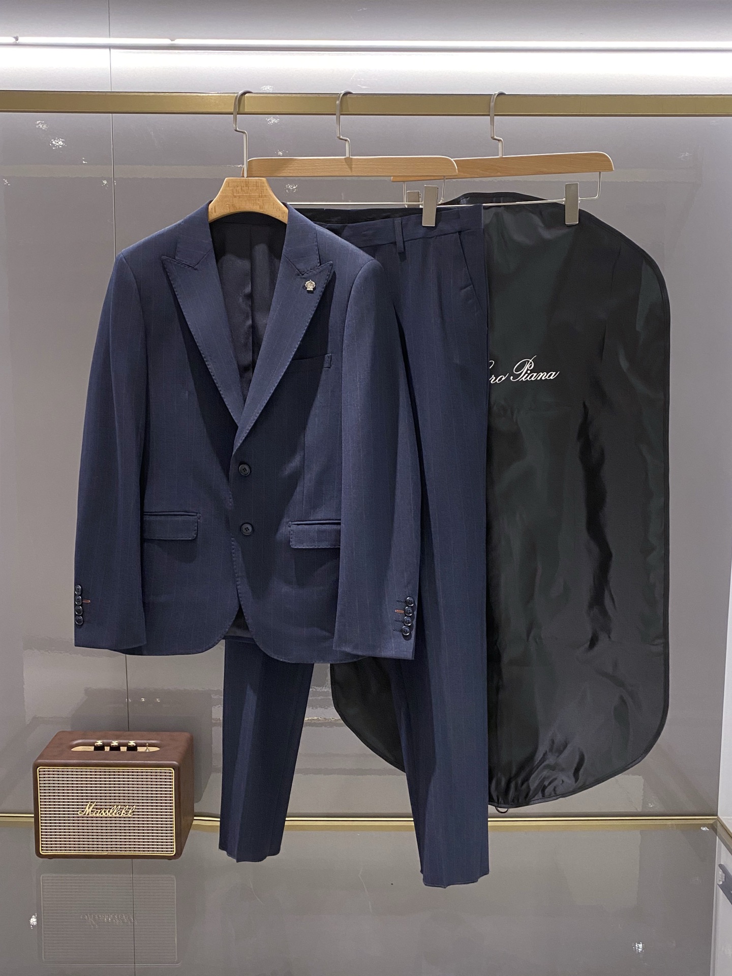 NO:871064,/25Fw new autumn and winter striped suit suit!  -Loro Pian*a men's suit has a trendy and fashionable workplace style, a must-have in the wardrobe of business elites. A suit is simply the face of a man. A suit is also a classic item in a man's wardrobe. Men's formal wear, collar brand classic LP metal LOGO brooch, super generous, double-breasted single-button suit, a classic style that will be released every quarter!  The style is really great when worn, a strong benefit!  Neat and ergonomic tailoring, the upper body is tall and handsome, comfortable and slim, and the gentleman's demeanor can be seen at a glance. The selected suit fabrics, 29 viscose fiber, 67 polyester fiber, 4 spandex, have a soft and delicate feel, good gloss and elasticity, and the silhouette and waist cutting add more comfort to the clothes of sportsmen, making them look slim but handsome!  Whether it is the rigorous professionalism in business negotiations or the groom's style at the wedding scene, a suit can always bring out the charm of a man. He is like an old friend, accompanying every important moment, witnessing growth and transformation. Life requires a sense of ritual, and a decent suit is the best annotation of this sense of ritual. It is used to make high-end professional attire and business formal suits, and is famous for its classic and solemn design style. The suit production process requires high requirements, takes a long time, and is a high-end business casual suit that can be worn in all seasons!  The fabric is smooth, smooth to the touch, plump and waxy, and has a crisp appearance. High-quality raw materials are selected, and the solid and practical quality of the materials is visible. Regarding the details, traditional tailoring art is integrated with modern production techniques. Fully imported automatic cutting is used, and each piece of fabric has almost zero error.  , and then hand-stitched by top tailors to ensure the fit and beauty of every part. The two darts on the front are based on the principles of ergonomics, making it slim-fitting but not tight. The cutting is neat and smooth, as if it is a poem tailor-made for gentlemen. The elasticity on both sides of the waistband of the trousers is adjustable!  The classic notch lapel design, the collar is decorated with a beautiful brooch, and the detachable brooch allows you to switch styles at will, making the suit look more stylish and enhancing the details of the overall match. The slit design on both sides of the back of the suit makes the suit style classic and unconventional, simple and elegant. The placket and collar adhere to purely hand-sewn arch stitches, all made by master craftsmen according to the working hours per meter.  The quotation is time-consuming and labor-intensive. Every stitch is rigorous and sophisticated, and there are no burrs or stitches on either the front or back. Hand-made sleeves, hand-buttoned, hand-calibrated, hand-made wiring can be seen everywhere, etc. It is delicate and smooth and can effectively reduce static electricity in autumn and winter. It has a high-quality feel on the outside and on the inside. It is worth buying for any man, and can support your face in various formal occasions!  Color blue stripes [Size] 48～56, loro piana, loro piana, business suit, brooch, breastpin,19860909/25Fw秋冬季新款条纹套装西服！-Loro Pian*a男士套西潮流时尚的职场风格,商旅精英衣橱必备臻品,西装简直就是男人的门面,西装,也是男人衣橱里的经典单品,男士正装穿搭,衣领品牌经典LP家金属LOGO胸针,超级大方,双排扣单粒扣西服,每季度都会出的经典款！穿上版型真的很棒,强烈安利！ 利落而符合人体学的裁剪,上身挺拔帅气,舒适修身,绅士风度一览无遗,精选西服面料,29粘纤,67聚酯纤维,4氨纶手感柔软而细腻,光泽和弹性较好,廓型感和收腰裁剪,为型男们的着装平添更多舒适度,显瘦而不失帅气！无论是商务洽谈中的严谨专业,还是婚礼现场的新郎风采,西装总能恰到好处地衬托出男人的魅力,他像一位老友,陪伴着每一个重要时刻,见证成长与蜕变,生活需要仪式感,一套得体的西装,便是这份仪式感的最佳注解. 用于制作高端职业装和商务正装套装,以经典庄重的设计风格闻名世界.西装制作工艺要求高,费时长,四季可穿的高级商务休闲西服套装！ 面料平整,手感爽滑丰满滑糯,外观挺括,甄选篙品质原料,扎扎实实用料品质看得见.关于细节传统裁剪艺术与现代化制作工艺融合,采用全进口自动剪裁裁片,每一片布料几乎零误差,再由顶级裁缝师手工缝合,保证每一处的服帖与美感,前身两道收省,根据人体功效学原理,修身但不紧身.裁剪利落线条流畅,仿佛是为绅士量身定做的诗篇,西裤腰两侧松紧可调节！ 经典平驳领设计,衣领配饰好看的胸针,可拆卸的胸针随意切换风格,让套西显的更有格调,更加强了整体的搭配的细节感西服后背两侧开衩设计,西服款式经典不守旧,简洁大方.门襟衣领坚持纯手缝拱针,均出自老师傅之手按照每米工时报价耗时耗力每一针都是严谨精良,无论正面反面都无任何毛边和针脚.手工上袖,手工钉扣,手工定标,随处可见手工的走线等等,细腻爽滑有效降低秋冬静电,表里如一的高笈感.值得任何一位男士入手,各种正式场合都能撑起你的面子！ 颜色蓝色条纹【尺码】48～56,,loro piana,loro piana,business suit,brooch，breastpin,,Men's clothing