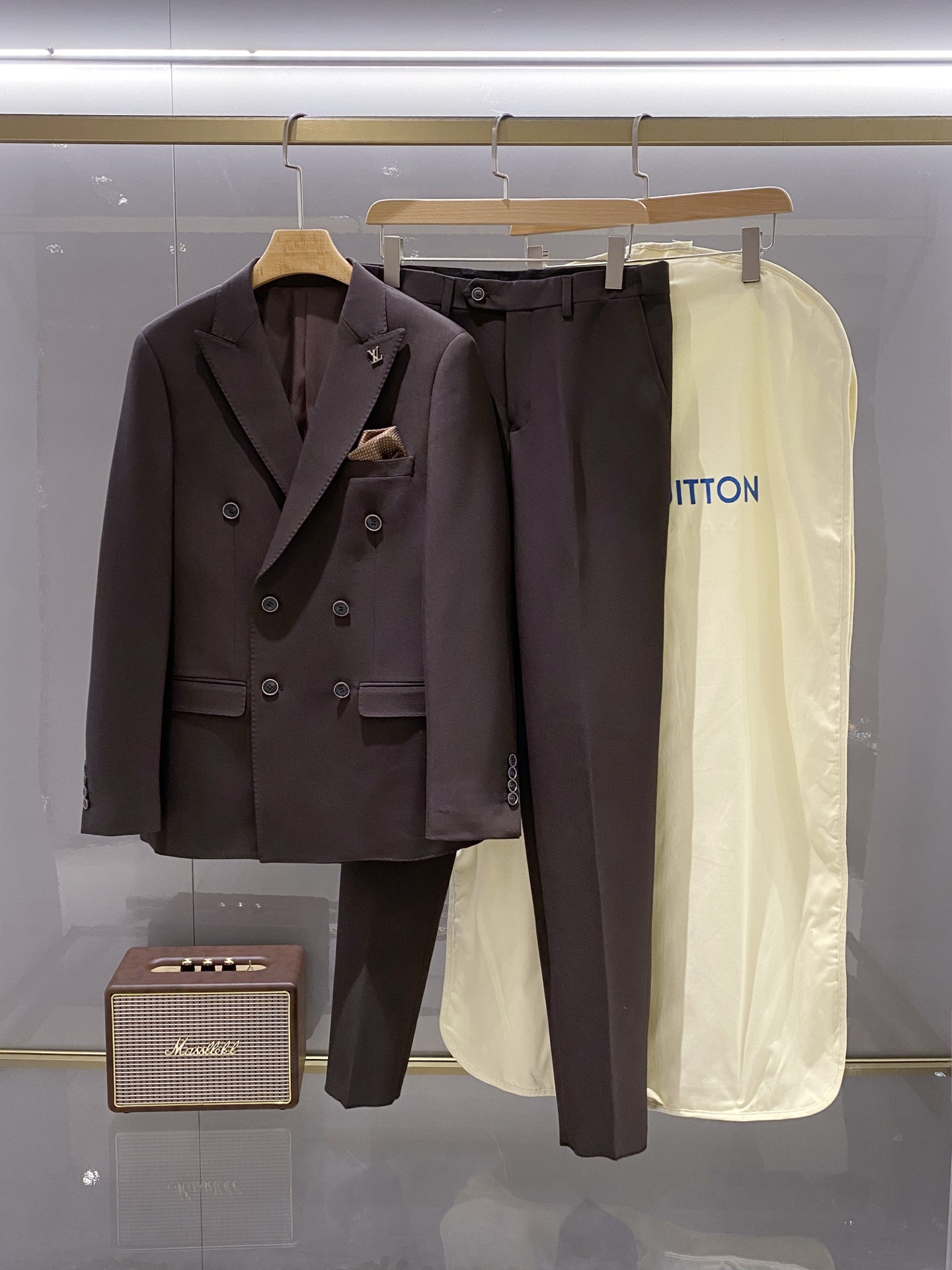 NO:871073,/25Fw new autumn and winter brown suit suit!  -Loui*s men's suit is a trendy and fashionable workplace style, a must-have for the wardrobe of business elites. A suit is simply the face of a man. A suit is also a classic item in a man's wardrobe. Men's formal wear, collar brand classic 1L home metal LOGO brooch, super generous, double-breasted suit, a classic style that will be released every quarter!  The style is really great when worn, a strong benefit!  Neat and ergonomic tailoring, the upper body is tall and handsome, comfortable and slim, and the gentleman's demeanor is clearly visible. Selected suit fabrics, 19 viscose fiber, 77 polyester fiber, 4 spandex, feel soft and delicate, with good luster and elasticity. The silhouette and waist cutting add more comfort to the clothes of sportsmen, making them look slim but handsome!  Whether it is the rigorous professionalism in business negotiations or the groom's style at the wedding scene, a suit can always bring out the charm of a man. He is like an old friend, accompanying every important moment, witnessing growth and transformation. Life requires a sense of ritual, and a decent suit is the best annotation of this sense of ritual. It is used to make high-end professional attire and business formal suits, and is famous for its classic and solemn design style. The suit production process requires high requirements, takes a long time, and is a high-end business casual suit that can be worn in all seasons!  The fabric is smooth, smooth to the touch, plump and waxy, and has a crisp appearance. High-quality raw materials are selected, and the solid and practical quality of the materials is visible. Regarding the details, traditional tailoring art is integrated with modern production techniques. Fully imported automatic cutting is used, and each piece of fabric has almost zero error.  , and then hand-stitched by top tailors to ensure the fit and beauty of every part. The two darts on the front are based on the principles of ergonomics, making it slim-fitting but not tight. The cutting is neat and smooth, as if it is a poem tailor-made for gentlemen. The elasticity on both sides of the waistband of the trousers is adjustable!  The classic notch lapel design, the collar accessory is a beautiful 1L brooch, the detachable brooch can be switched at will, and the chest pocket is matched with a unique suit coffee-colored polka-dot pocket towel, which makes the suit look more stylish and enhances the details of the overall matching. A small square handkerchief can also be a touch of sunshine. The slit design on both sides of the back of the suit makes the suit style classic and unconventional, simple and elegant. We insist on hand-stitched crafts,  They are all made by master craftsmen according to the time-consuming and labor-intensive quotation per meter of work. Every stitch is rigorous and sophisticated, and there are no burrs or stitches on either the front or back. Hand-made sleeves, hand-buttoned, hand-calibrated, and hand-made arch stitching at the collar and placket pockets. Hand-made wiring can be seen everywhere. It is delicate and smooth and can effectively reduce static electricity in autumn and winter. It has a high-class feel on the outside and on the inside. It is worth buying for any man, and can support your face in various formal occasions!  Color Brown [Size] 46_56,,louis vuitton,louis vuitton,business suit,brooch,breastpin,19860909/25Fw秋冬季新款咖色套装西服！-Loui*s男士套西潮流时尚的职场风格,商旅精英衣橱必备臻品,西装简直就是男人的门面,西装,也是男人衣橱里的经典单品,男士正装穿搭,衣领品牌经典1L家金属LOGO胸针,超级大方,双排扣西服,每季度都会出的经典款！穿上版型真的很棒,强烈安利！ 利落而符合人体学的裁剪,上身挺拔帅气,舒适修身,绅士风度一览无遗,精选西服面料,19粘纤,77聚酯纤维,4氨纶手感柔软而细腻,光泽和弹性较好,廓型感和收腰裁剪,为型男们的着装平添更多舒适度,显瘦而不失帅气！无论是商务洽谈中的严谨专业,还是婚礼现场的新郎风采,西装总能恰到好处地衬托出男人的魅力,他像一位老友,陪伴着每一个重要时刻,见证成长与蜕变,生活需要仪式感,一套得体的西装,便是这份仪式感的最佳注解. 用于制作高端职业装和商务正装套装,以经典庄重的设计风格闻名世界.西装制作工艺要求高,费时长,四季可穿的高级商务休闲西服套装！ 面料平整,手感爽滑丰满滑糯,外观挺括,甄选篙品质原料,扎扎实实用料品质看得见.关于细节传统裁剪艺术与现代化制作工艺融合,采用全进口自动剪裁裁片,每一片布料几乎零误差,再由顶级裁缝师手工缝合,保证每一处的服帖与美感,前身两道收省,根据人体功效学原理,修身但不紧身.裁剪利落线条流畅,仿佛是为绅士量身定做的诗篇,西裤腰两侧松紧可调节！ 经典平驳领设计,领口配饰好看的1L家胸针,可拆卸的胸针随意切换风格,胸前口袋搭配了一条别致的西服咖色波点口袋巾,让套西显的更有格调,更加强了整体的搭配的细节感,小小的一块方巾手帕也可以成为点晴之笔.西服后背两侧开衩设计,西服款式经典不守旧,简洁大方.坚持手缝工艺品,均出自老师傅之手按照每米工时报价耗时耗力每一针都是严谨精良,无论正面反面都无任何毛边和针脚.手工上袖,手工钉扣,手工定标,衣领门襟袋口均纯手工拱针,随处可见手工的走线等等,细腻爽滑有效降低秋冬静电,表里如一的高笈感.值得任何一位男士入手,各种正式场合都能撑起你的面子！ 颜色咖色【尺码】46_56,,louis vuitton,louis vuitton,business suit,brooch，breastpin,,Men's clothing