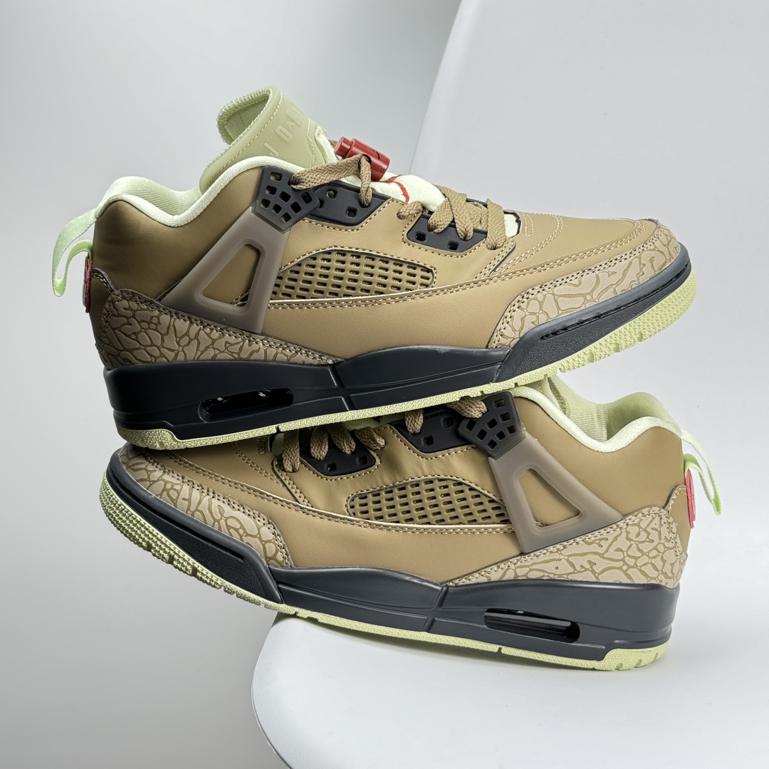 💰120 Jordan Air Jordan 4 "Pine Green" 绿松石联名款 AJ4 乔丹4代 aj4 乔4 绿白联名 乔丹篮球鞋系列 本次联名鞋款维持AirJordan4经典轮廓，鞋身以白色为主，细节部分选用绿色点缀，鞋头部分还带有灰色麂皮覆盖，鞋底部分采用复古感十足的牛筋底，成功营造清爽氛围，并于鞋舌背面、Flight 字样、鞋带扣、中底区域、鞋后跟、拉环注入主题色「Pine Green」，其余细节则能留意经典红色Jumpman Logo，灰色绒面革覆盖层与生胶大底。当然最大亮点便是后跟的Nike SB Logo及为双方打造的特殊鞋盒，极具纪念意义 36-45半 522JHD