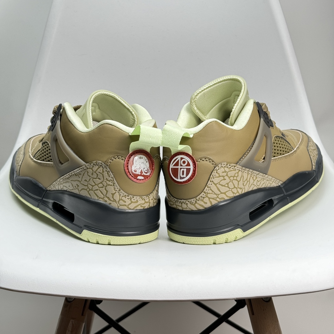 💰120 Jordan Air Jordan 4 "Pine Green" 绿松石联名款 AJ4 乔丹4代 aj4 乔4 绿白联名 乔丹篮球鞋系列 本次联名鞋款维持AirJordan4经典轮廓，鞋身以白色为主，细节部分选用绿色点缀，鞋头部分还带有灰色麂皮覆盖，鞋底部分采用复古感十足的牛筋底，成功营造清爽氛围，并于鞋舌背面、Flight 字样、鞋带扣、中底区域、鞋后跟、拉环注入主题色「Pine Green」，其余细节则能留意经典红色Jumpman Logo，灰色绒面革覆盖层与生胶大底。当然最大亮点便是后跟的Nike SB Logo及为双方打造的特殊鞋盒，极具纪念意义 36-45半 522JHD