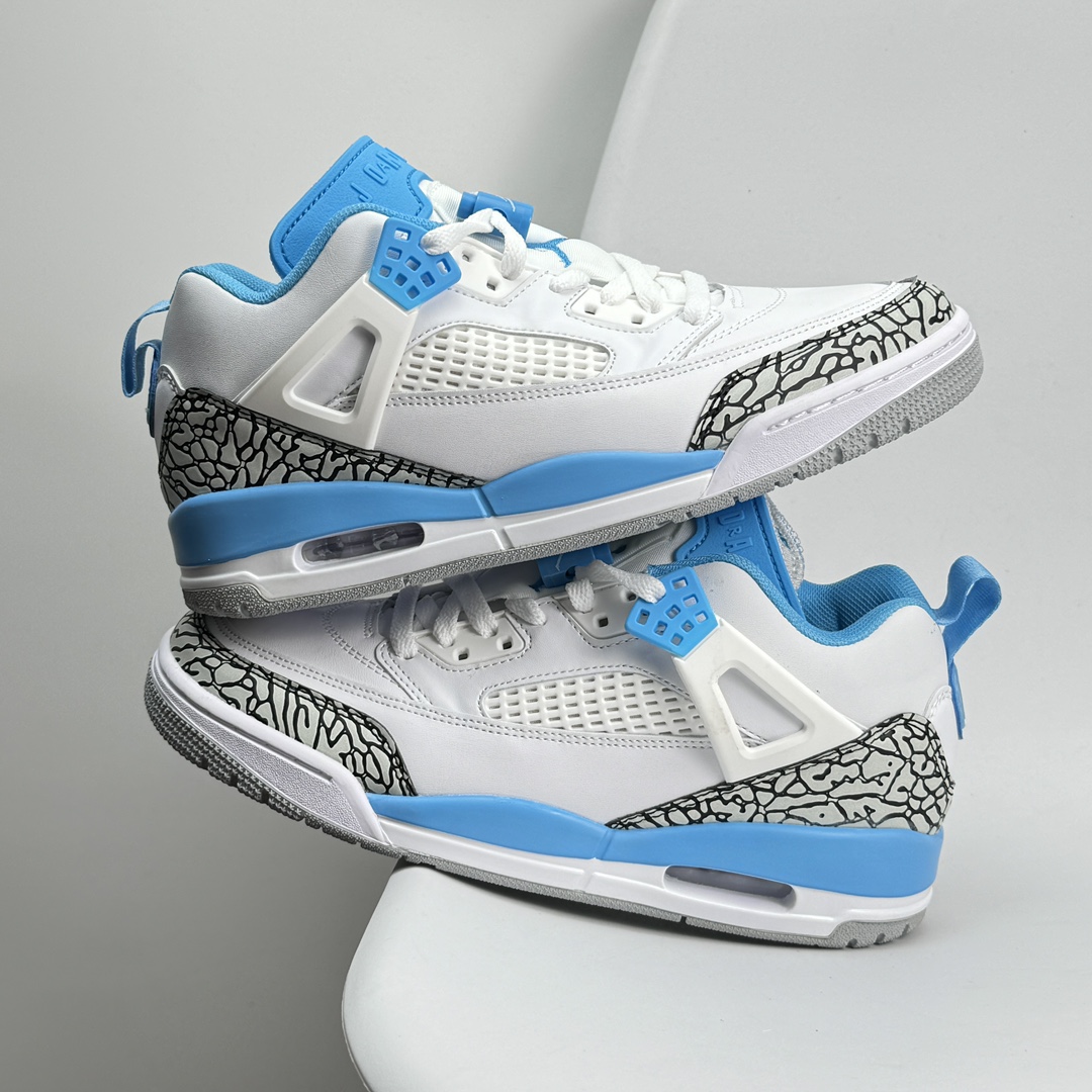 💰120 Jordan Air Jordan 4 "Pine Green" 绿松石联名款 AJ4 乔丹4代 aj4 乔4 绿白联名 乔丹篮球鞋系列 本次联名鞋款维持AirJordan4经典轮廓，鞋身以白色为主，细节部分选用绿色点缀，鞋头部分还带有灰色麂皮覆盖，鞋底部分采用复古感十足的牛筋底，成功营造清爽氛围，并于鞋舌背面、Flight 字样、鞋带扣、中底区域、鞋后跟、拉环注入主题色「Pine Green」，其余细节则能留意经典红色Jumpman Logo，灰色绒面革覆盖层与生胶大底。当然最大亮点便是后跟的Nike SB Logo及为双方打造的特殊鞋盒，极具纪念意义 36-45 522JHD