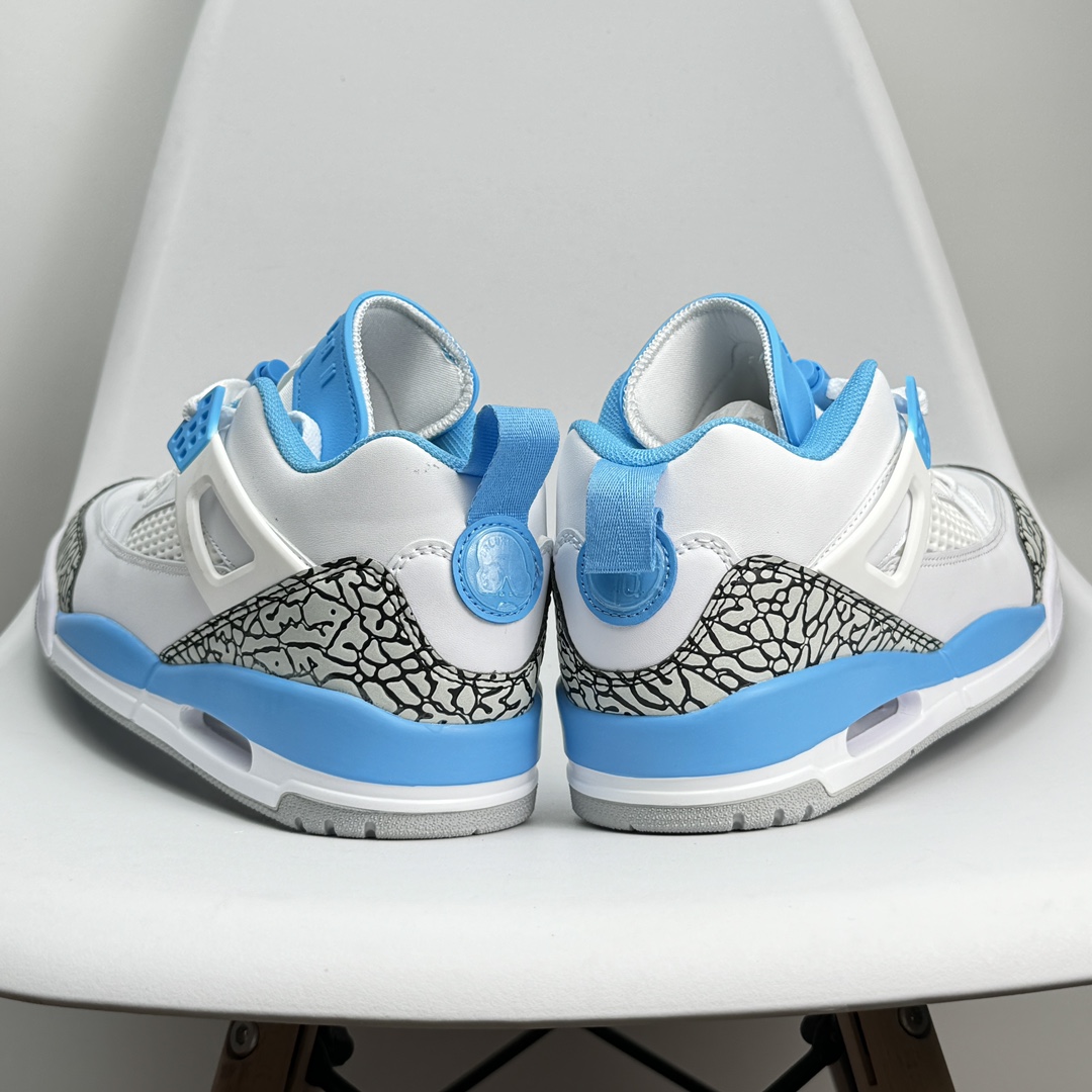 💰120 Jordan Air Jordan 4 "Pine Green" 绿松石联名款 AJ4 乔丹4代 aj4 乔4 绿白联名 乔丹篮球鞋系列 本次联名鞋款维持AirJordan4经典轮廓，鞋身以白色为主，细节部分选用绿色点缀，鞋头部分还带有灰色麂皮覆盖，鞋底部分采用复古感十足的牛筋底，成功营造清爽氛围，并于鞋舌背面、Flight 字样、鞋带扣、中底区域、鞋后跟、拉环注入主题色「Pine Green」，其余细节则能留意经典红色Jumpman Logo，灰色绒面革覆盖层与生胶大底。当然最大亮点便是后跟的Nike SB Logo及为双方打造的特殊鞋盒，极具纪念意义 36-45 522JHD