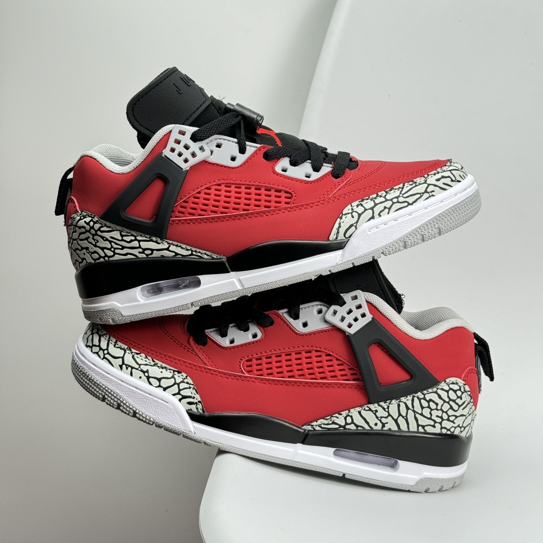 💰120 Jordan Air Jordan 4 "Pine Green"名款 AJ4 乔丹4代 aj4 乔4 绿白联名 乔丹篮球鞋系列 本次联名鞋款维持AirJordan4经典轮廓，鞋身以白色为主，细节部分选用绿色点缀，鞋头部分还带有灰色麂皮覆盖，鞋底部分采用复古感十足的牛筋底，成功营造清爽氛围，并于鞋舌背面、Flight 字样、鞋带扣、中底区域、鞋后跟、拉环注入主题色「Pine Green」，其余细节则能留意经典红色Jumpman Logo，灰色绒面革覆盖层与生胶大底。当然最大亮点便是后跟的Nike SB Logo及为双方打造的特殊鞋盒，极具纪念意义 36-45半 522JHD