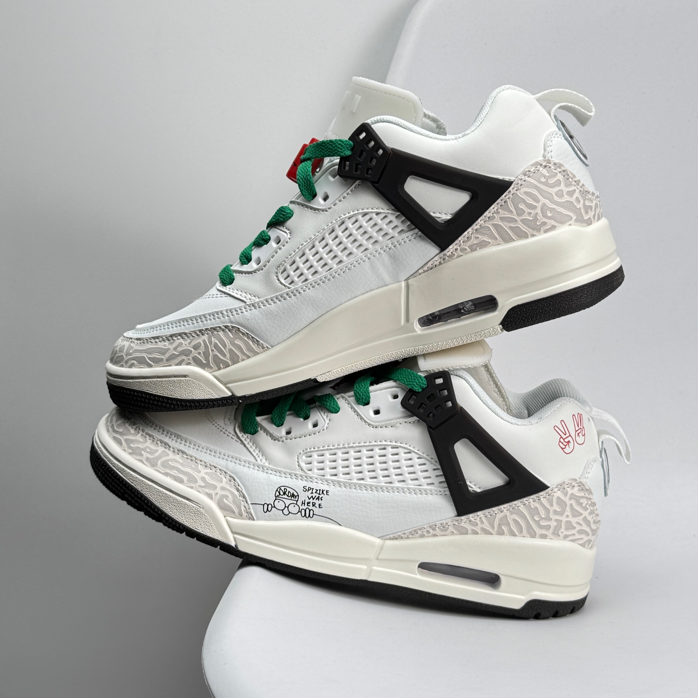 💰120 Jordan Air Jordan 4 "Pine Green"名款 AJ4 乔丹4代 aj4 乔4 绿白联名 乔丹篮球鞋系列 本次联名鞋款维持AirJordan4经典轮廓，鞋身以白色为主，细节部分选用绿色点缀，鞋头部分还带有灰色麂皮覆盖，鞋底部分采用复古感十足的牛筋底，成功营造清爽氛围，并于鞋舌背面、Flight 字样、鞋带扣、中底区域、鞋后跟、拉环注入主题色「Pine Green」，其余细节则能留意经典红色Jumpman Logo，灰色绒面革覆盖层与生胶大底。当然最大亮点便是后跟的Nike SB Logo及为双方打造的特殊鞋盒，极具纪念意义 36-45半 972JGD