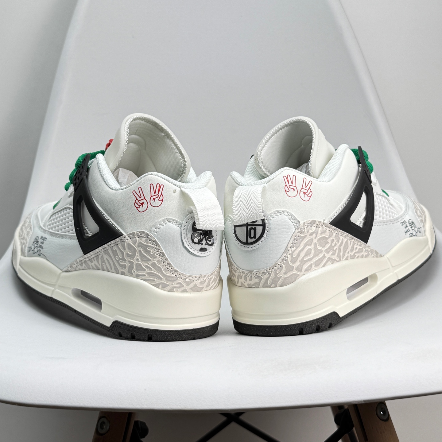 💰120 Jordan Air Jordan 4 "Pine Green"名款 AJ4 乔丹4代 aj4 乔4 绿白联名 乔丹篮球鞋系列 本次联名鞋款维持AirJordan4经典轮廓，鞋身以白色为主，细节部分选用绿色点缀，鞋头部分还带有灰色麂皮覆盖，鞋底部分采用复古感十足的牛筋底，成功营造清爽氛围，并于鞋舌背面、Flight 字样、鞋带扣、中底区域、鞋后跟、拉环注入主题色「Pine Green」，其余细节则能留意经典红色Jumpman Logo，灰色绒面革覆盖层与生胶大底。当然最大亮点便是后跟的Nike SB Logo及为双方打造的特殊鞋盒，极具纪念意义 36-45半 972JGD