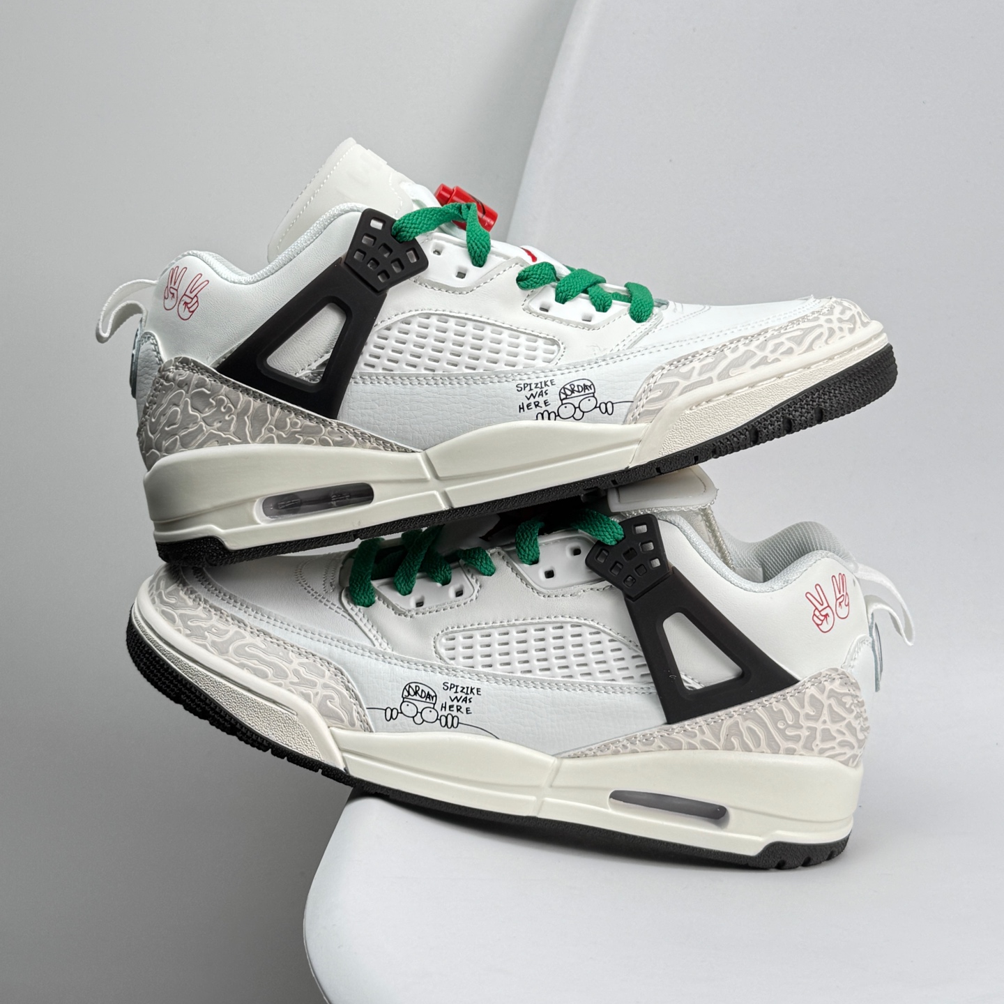 💰120 Jordan Air Jordan 4 "Pine Green"名款 AJ4 乔丹4代 aj4 乔4 绿白联名 乔丹篮球鞋系列 本次联名鞋款维持AirJordan4经典轮廓，鞋身以白色为主，细节部分选用绿色点缀，鞋头部分还带有灰色麂皮覆盖，鞋底部分采用复古感十足的牛筋底，成功营造清爽氛围，并于鞋舌背面、Flight 字样、鞋带扣、中底区域、鞋后跟、拉环注入主题色「Pine Green」，其余细节则能留意经典红色Jumpman Logo，灰色绒面革覆盖层与生胶大底。当然最大亮点便是后跟的Nike SB Logo及为双方打造的特殊鞋盒，极具纪念意义 36-45半 972JGD