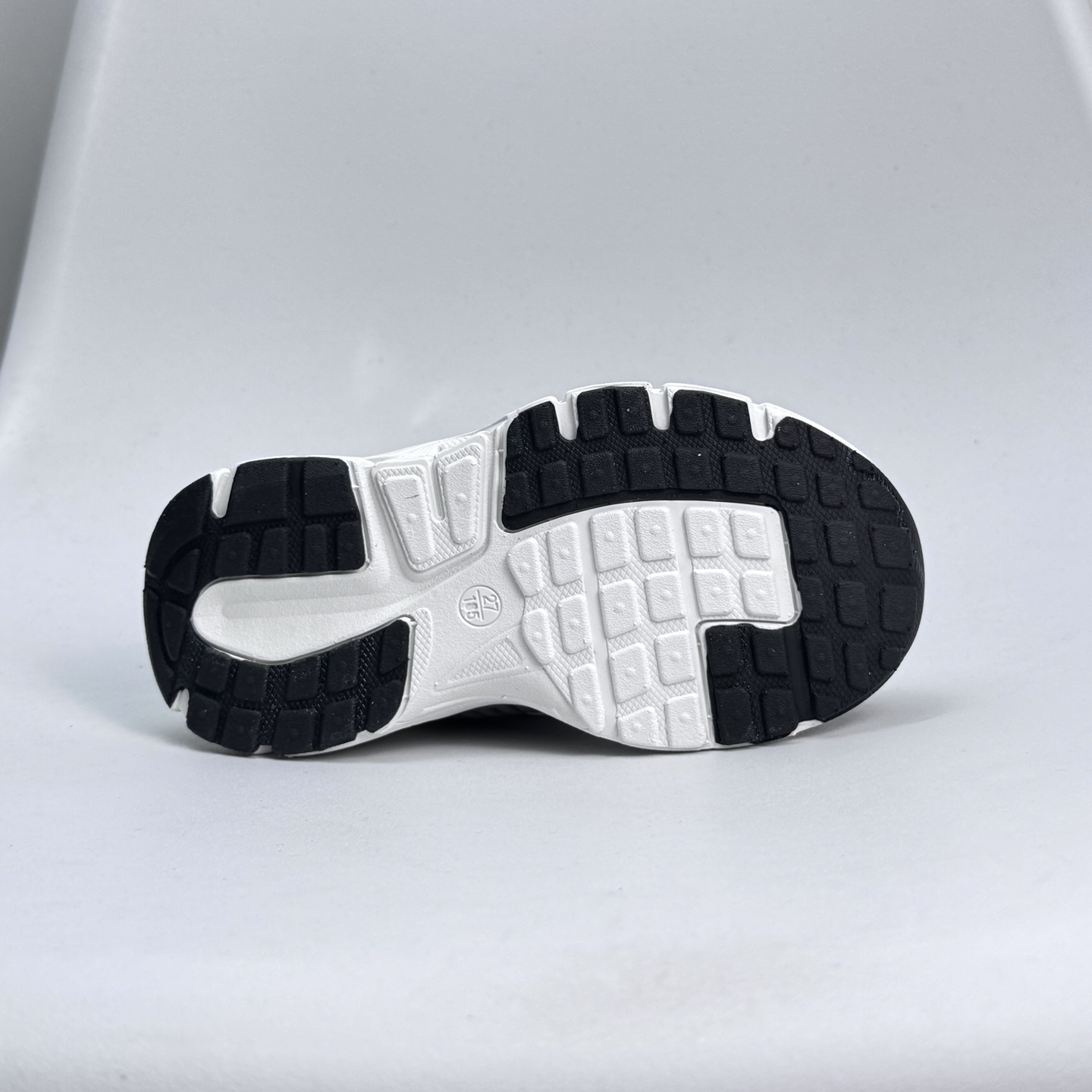 图片[7]-Nike Zoom Vomero 5子复古运动鞋融蕴时尚风范和丰富层次感，缔造运动鞋佳选，助你轻松型出范，开辟独属于自己的路。鞋款采用多层设计，融入织物与合成材质，塑就本季出众鞋款。同时巧糅科技感和低调设计，为鞋款注入反光细节，令你迈步间尽显闪耀魅力; 结合中性色调，\\t打造非凡造型。\\t 尺码26-37 079JGD-选品中心